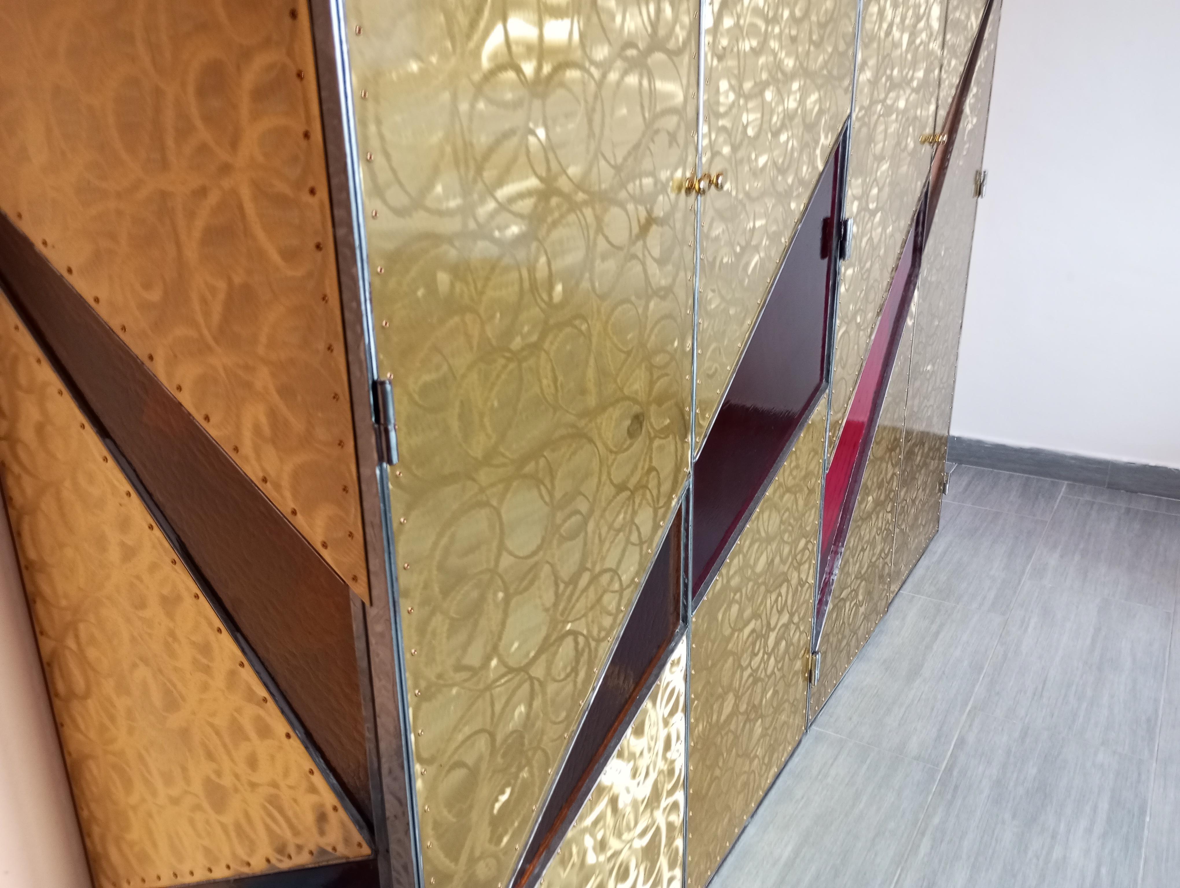 Late 20th Century Four-door sculpture cabinet with glass shelves Italy 1970s/80s For Sale