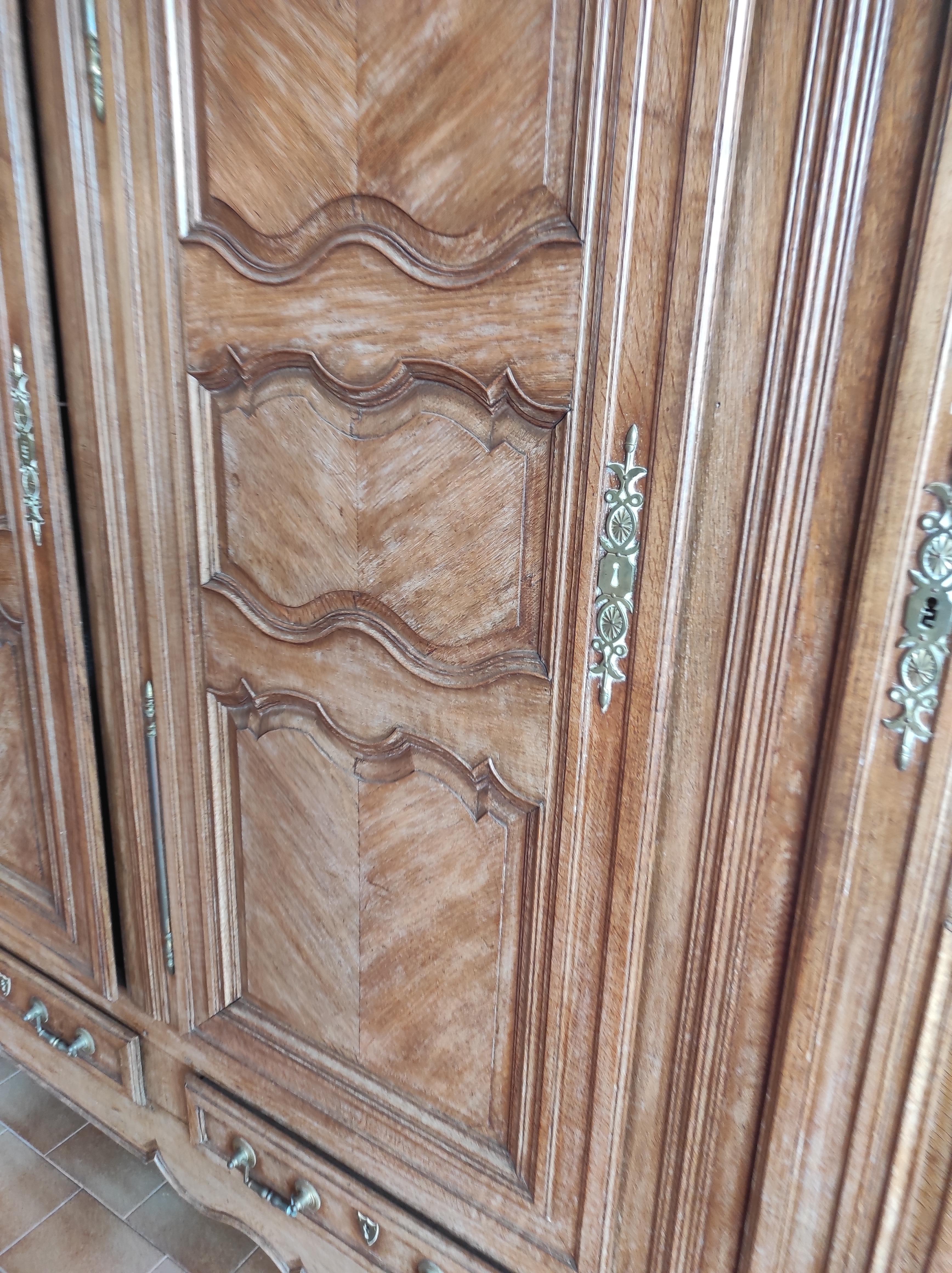 Dreitüriger Kleiderschrank aus Eichenholz aus der französischen Provence.
Es ist komplett mit originalen internen Regalen kein Mangel bezüglich des Teils 