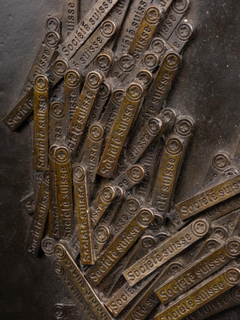 Arman (nach) : „La main tendue“, Medaillon aus patinierter Bronze, 1998 (Moderne) im Angebot