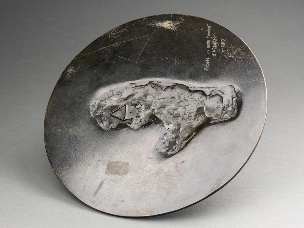 Arman (nach) : „La main tendue“, Medaillon aus patinierter Bronze, 1998 (Patiniert) im Angebot