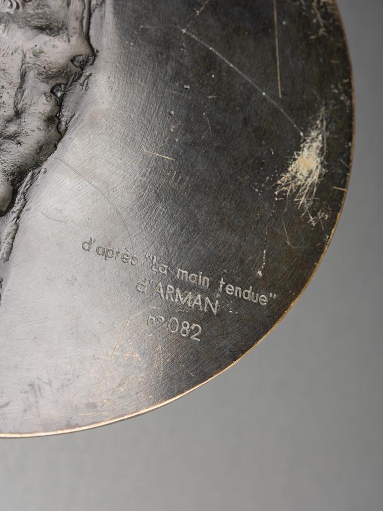 Arman (nach) : „La main tendue“, Medaillon aus patinierter Bronze, 1998 im Zustand „Gut“ im Angebot in SAINT-OUEN-SUR-SEINE, FR