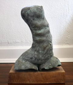 "Falos #5" di ArmanH; 21,26" x 16,14" x 7,87" Scultura in bronzo, base in legno; 2021