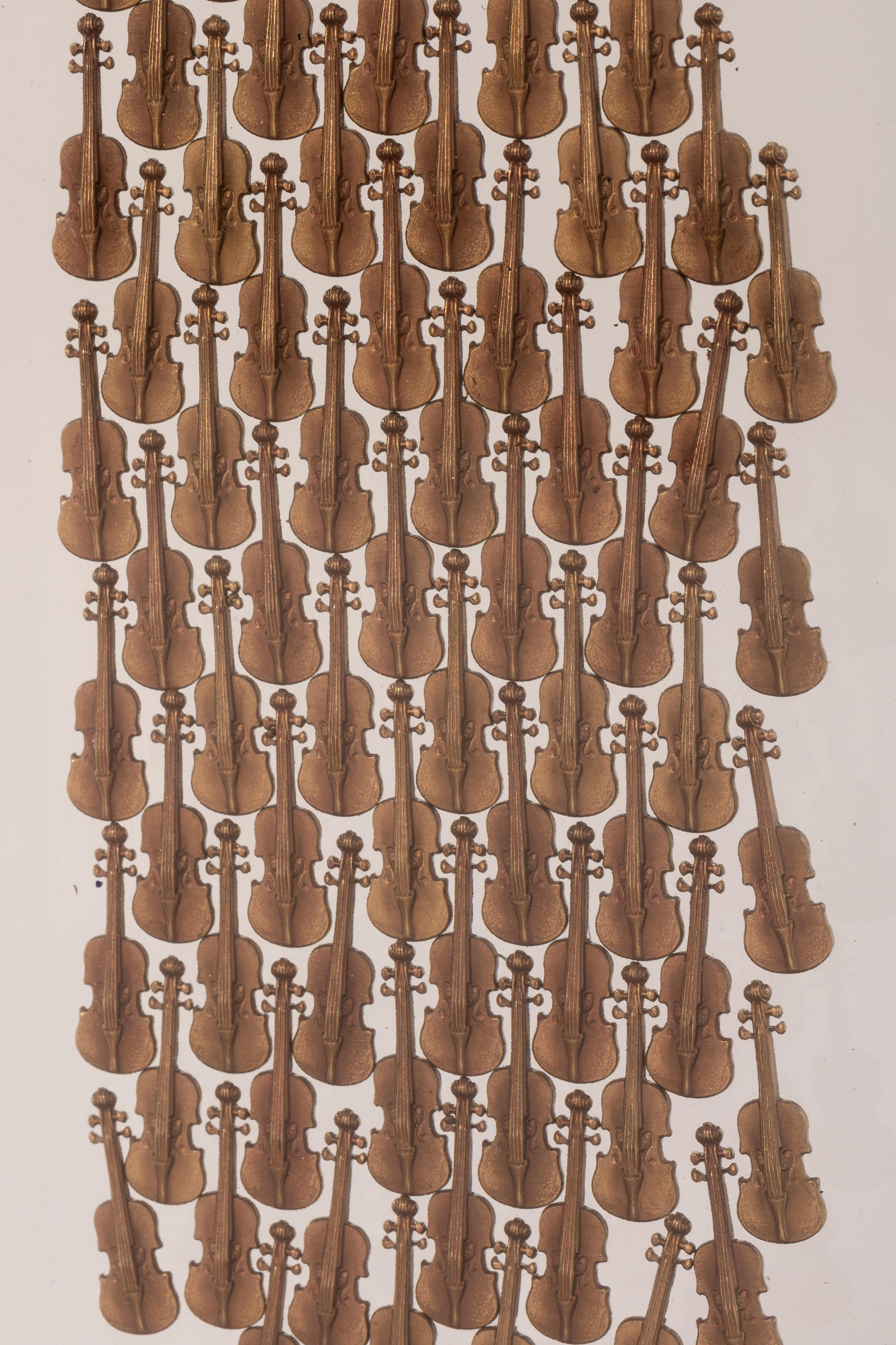 Arman 100 Violins Édition d'origine avec violons en bronze accentués en résine en vente 4