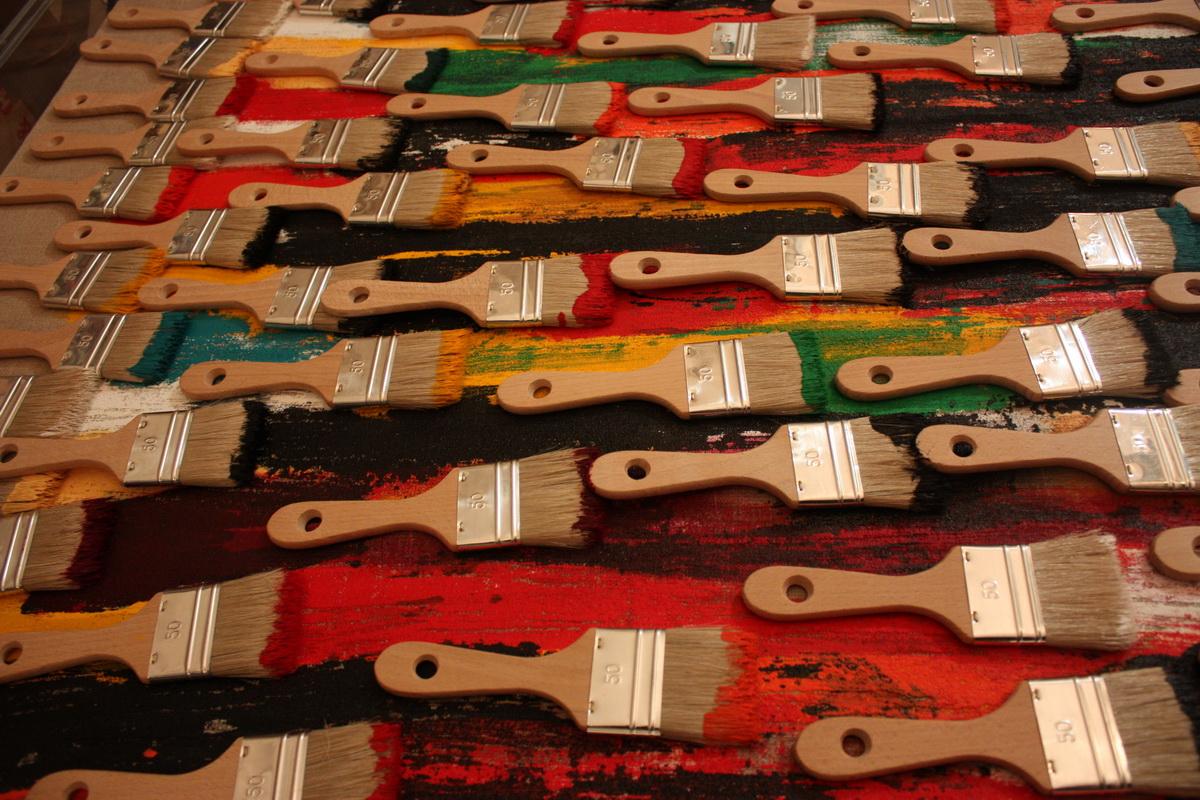 Created 2004-05
Accumulation of brushes on canvas painted in acrylic, in a Plexiglas table, glass top.
Edition of 185 copies.
Signed on the lower right, numbered on the label below.
Work referenced in the Denyse Durand-Ruel Archives.