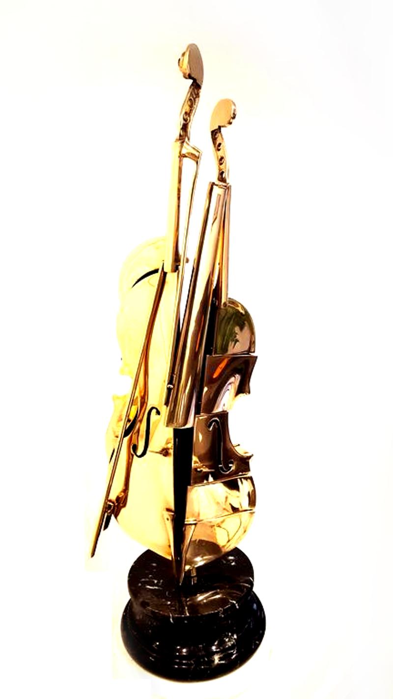 Sculpture de violon d'origine en bronze signée et numérotée par Arman 
Titre : Pizzaiola 
Signé et numéroté 
Édition : EA 8/20 
Sculpture en bronze sur socle en marbre noir 
Dimensions : 70 x 20 x 20 cm 

Arman est un peintre qui est passé de