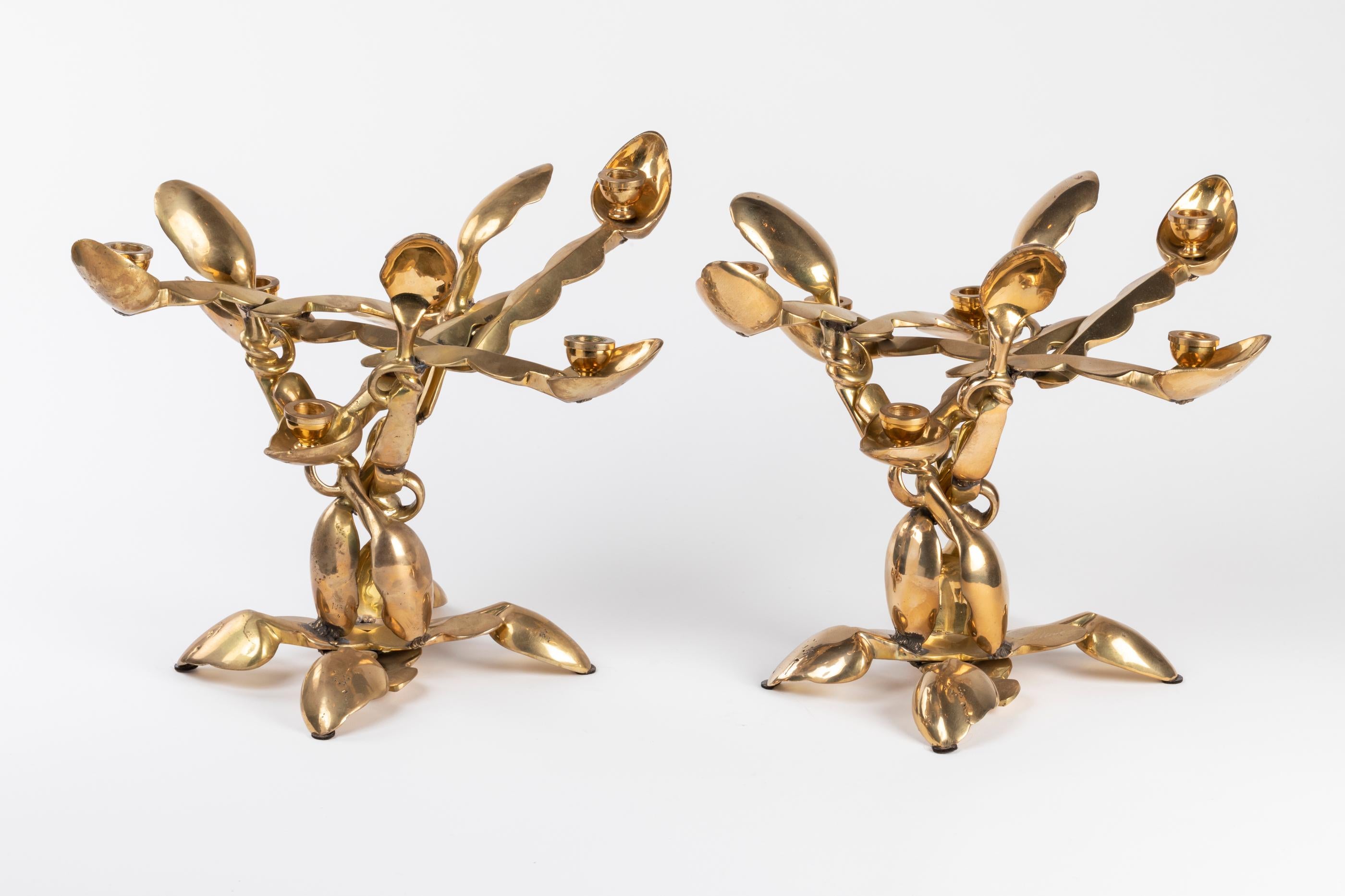 Pareja de candelabros de bronce dorado de inspiración africana, de Arman en venta 1