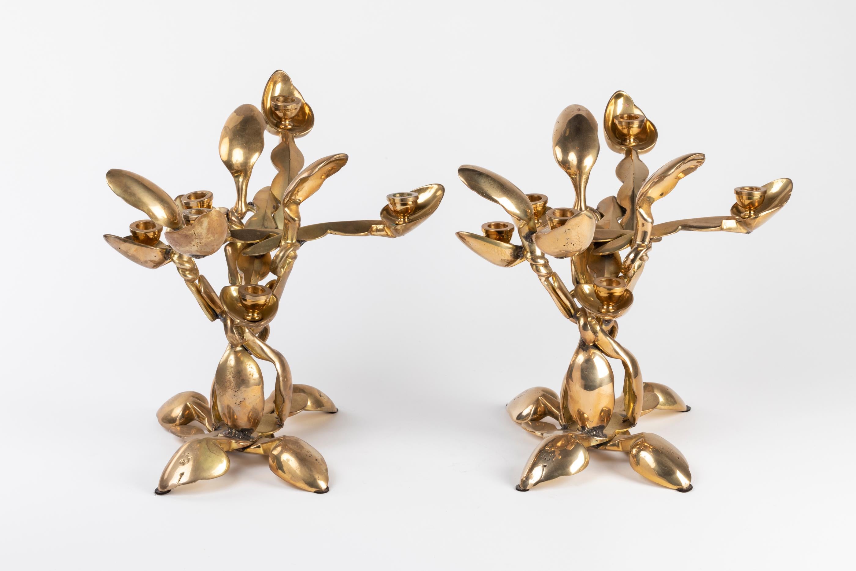 Pareja de candelabros de bronce dorado de inspiración africana, de Arman en venta 2
