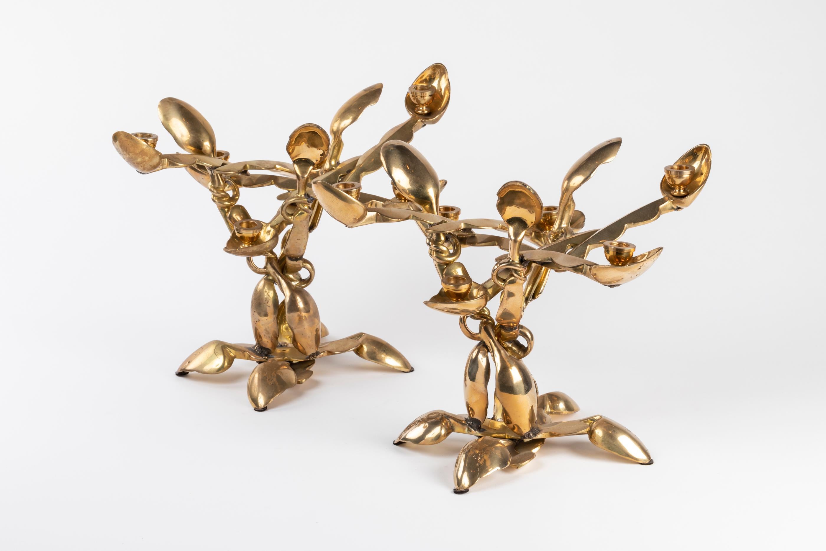 Pareja de candelabros de bronce dorado de inspiración africana, de Arman en venta 3