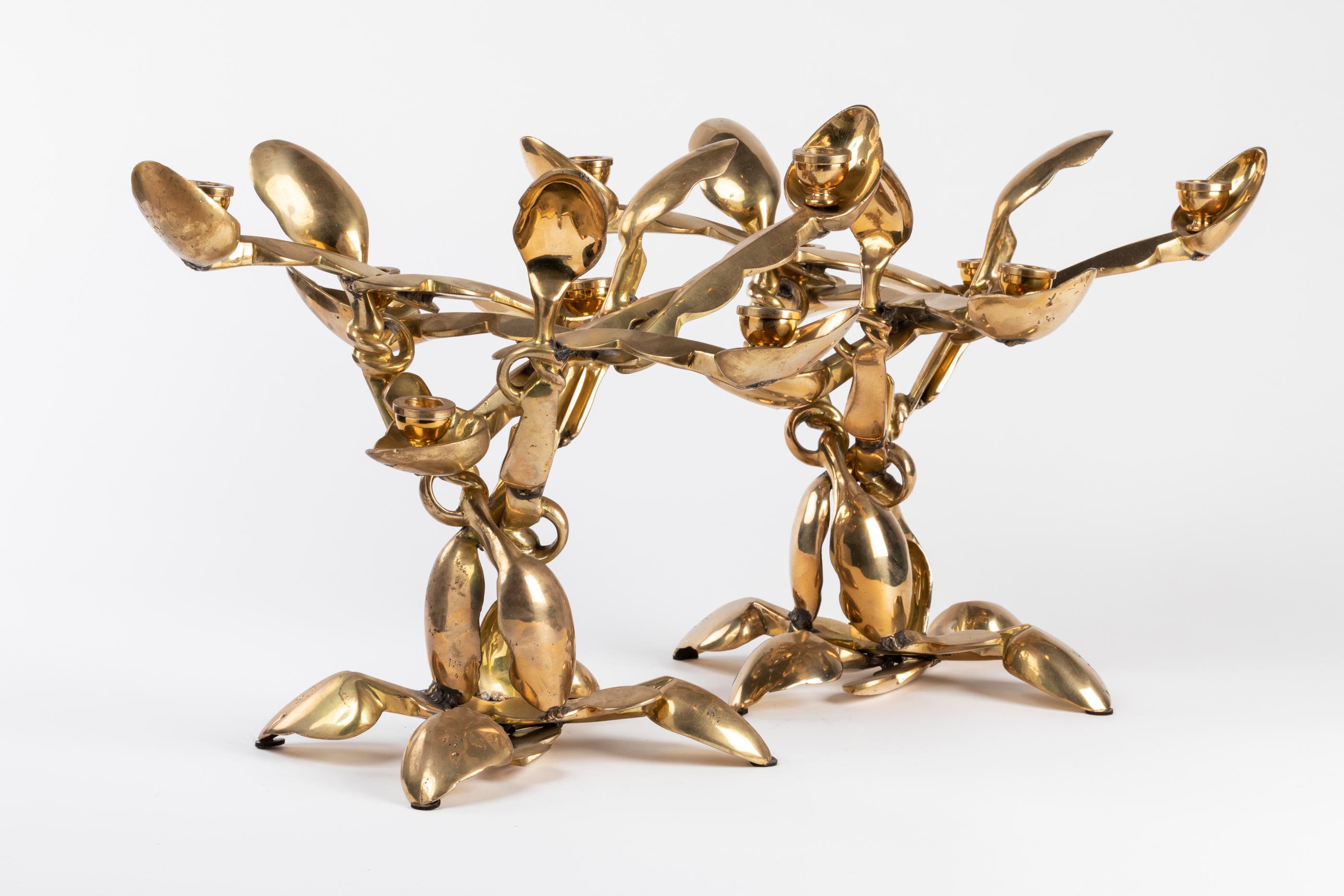 Llamativos y escultóricos, este excepcional par de candelabros de bronce del artista francés Arman (1928-2005) capta la esencia de su icónica técnica de acumulación. Creadas a partir de un intrincado ensamblaje de utensilios de inspiración africana