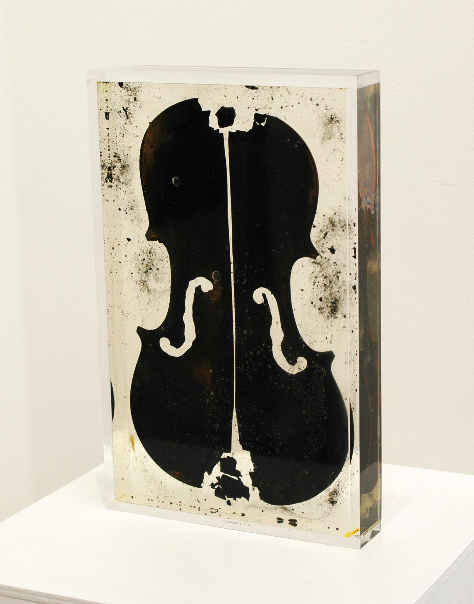 Die letzte Violine (Beige), Figurative Sculpture, von Arman