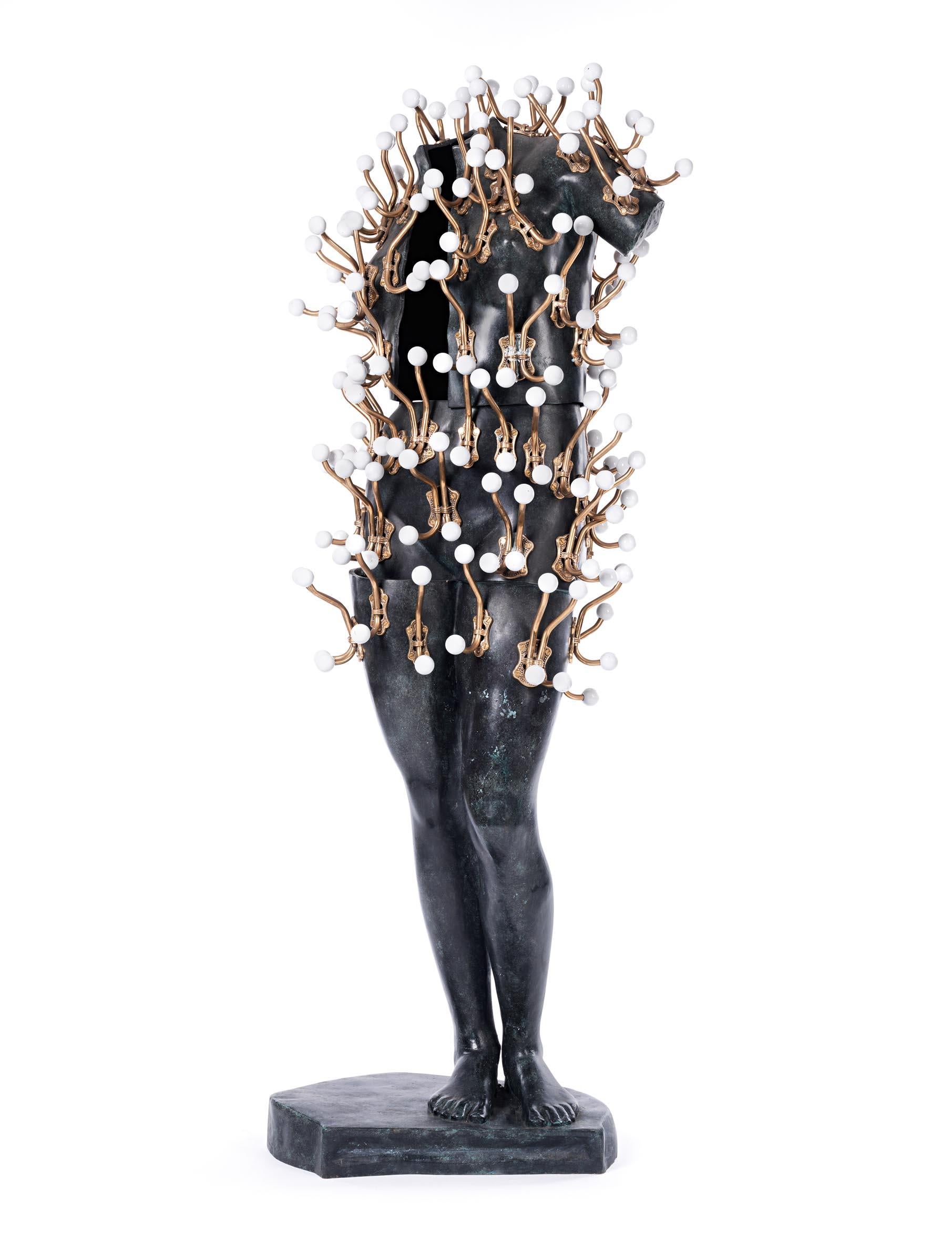 Bien habillé 2 - Arman, bronze, sculpture, décoratif, vert, femme, figure