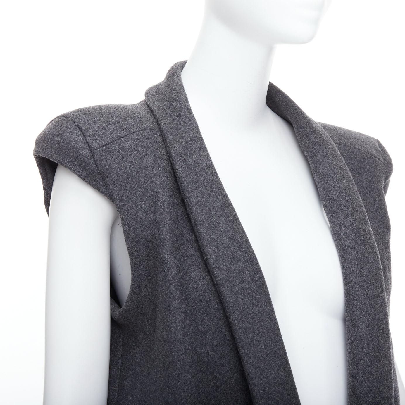 Gris ARMAND BASI ONE gilet sans manches à col plongeant et épaules rembourrées en laine FR36 S en vente