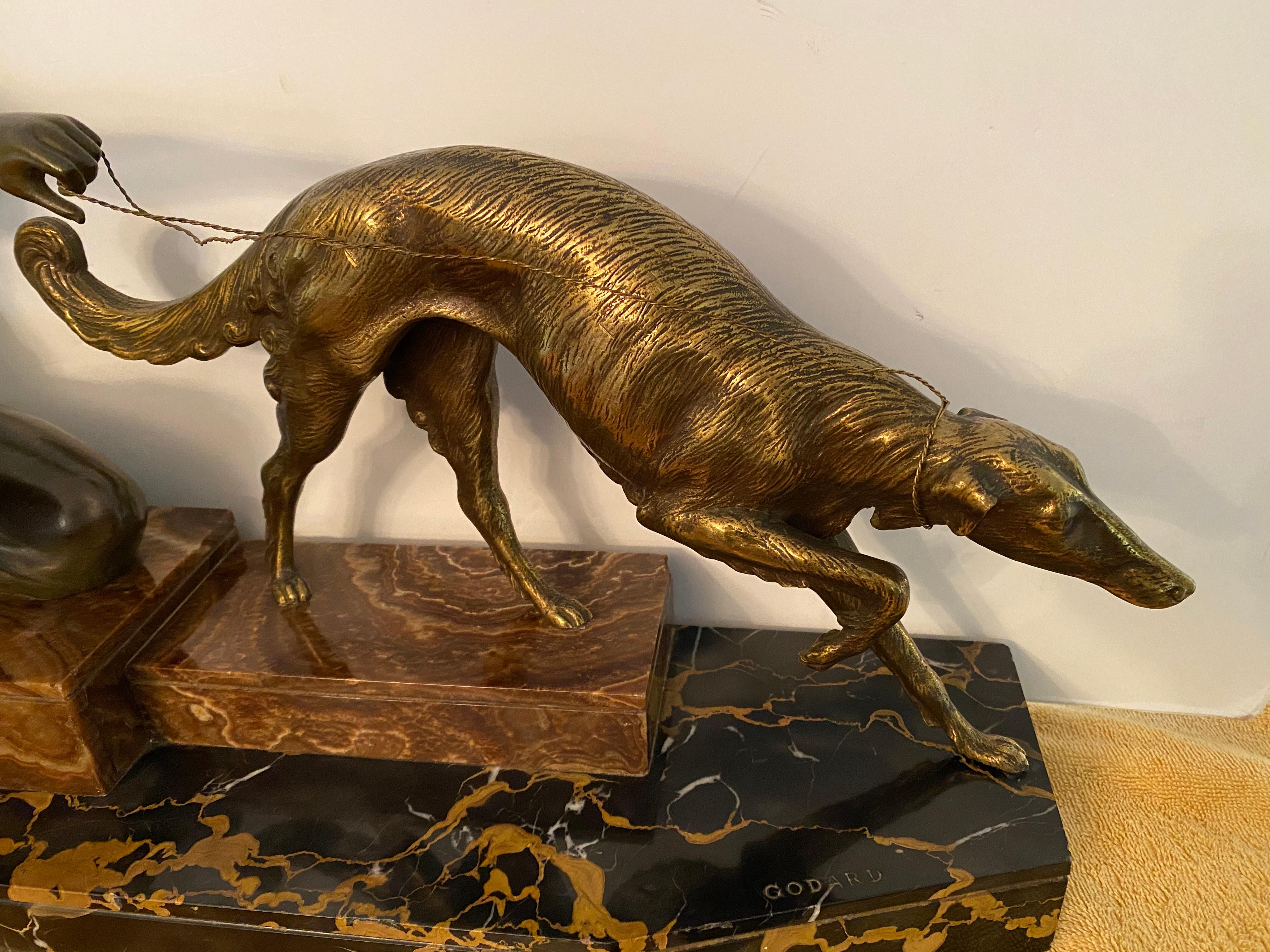 Un superbe groupe de figurines Art déco français représentant une chasseresse et son Borzoi.
Le bronze a une belle patine chaude et la base est composée de deux types de marbre.
Elle est signée sur la base et le dos est estampillé bronze.