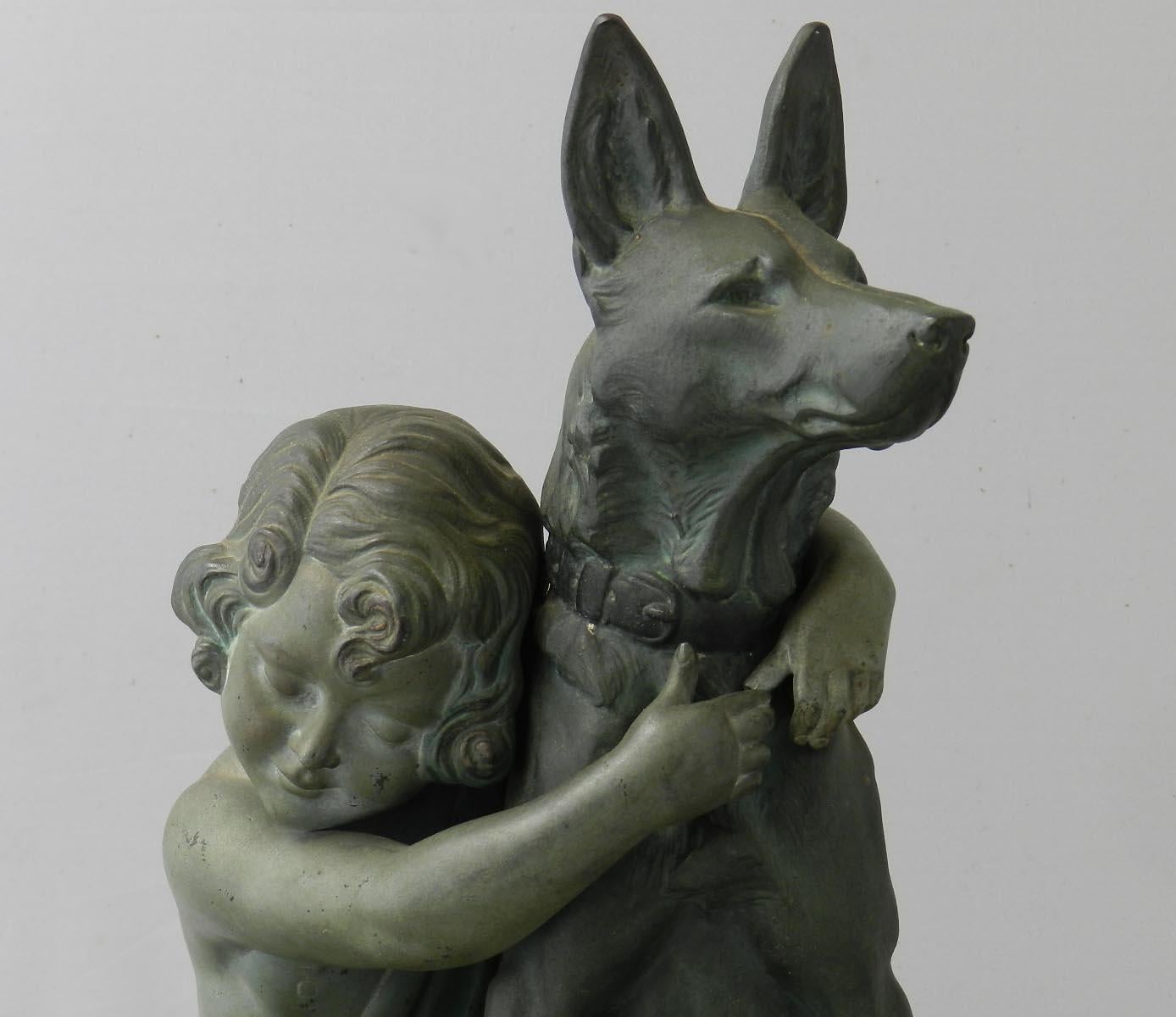 Statue Art Déco d'une jeune fille étreignant un chien berger allemand par Armand Godard 
Armand Godard a exposé à Paris dans les salons de la Société des Artistes Français dans les années 1920 et 1930. Il a également exposé à l'exposition