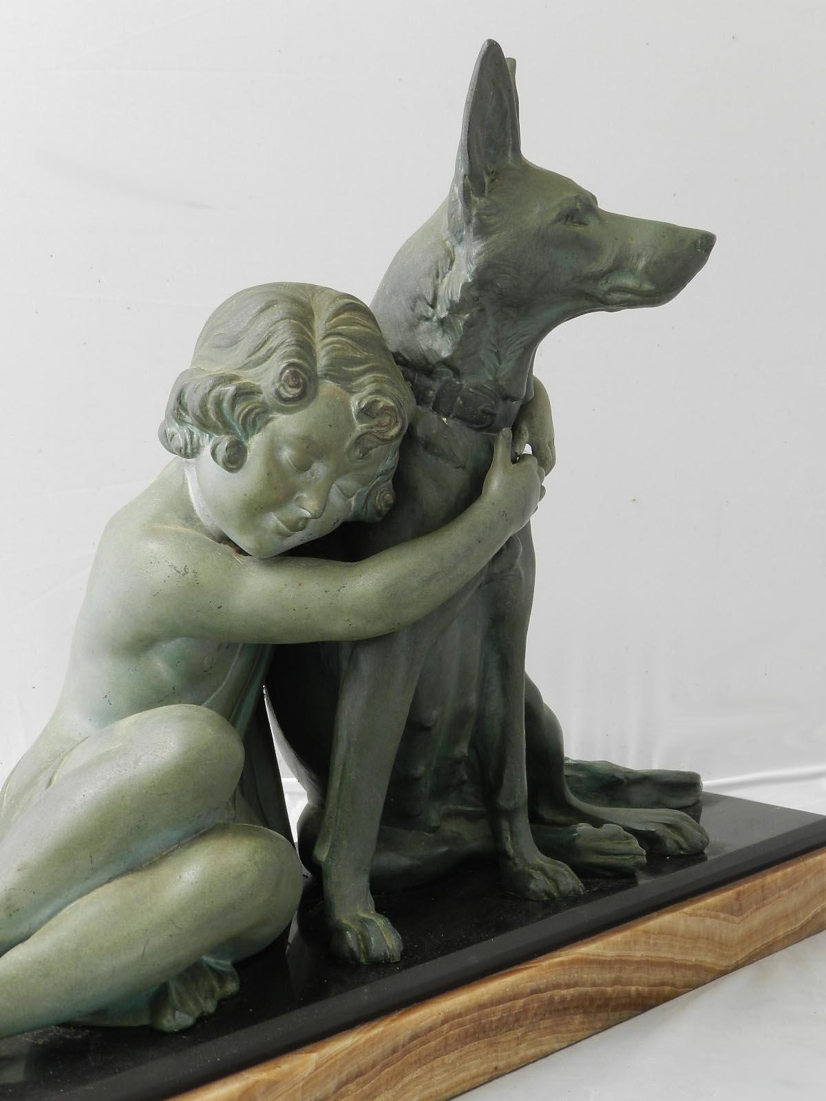 Milieu du XXe siècle Sculpture Art Déco Fille avec chien de berger allemand par Armand Godard c1930
