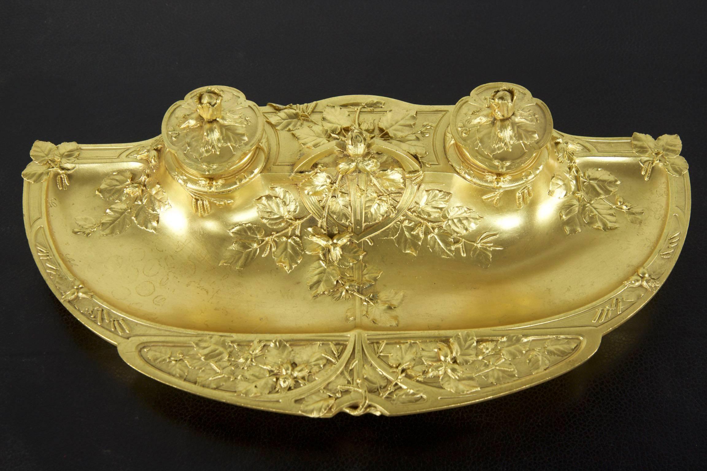 This is a remarkably complete gilt bronze writing suite by Susse Frères from the first quarter of the 20th century. It retains the original pen shaft (no tip), the well with an original pewter or lead cup insert, a very finely chiseled twin inkwell