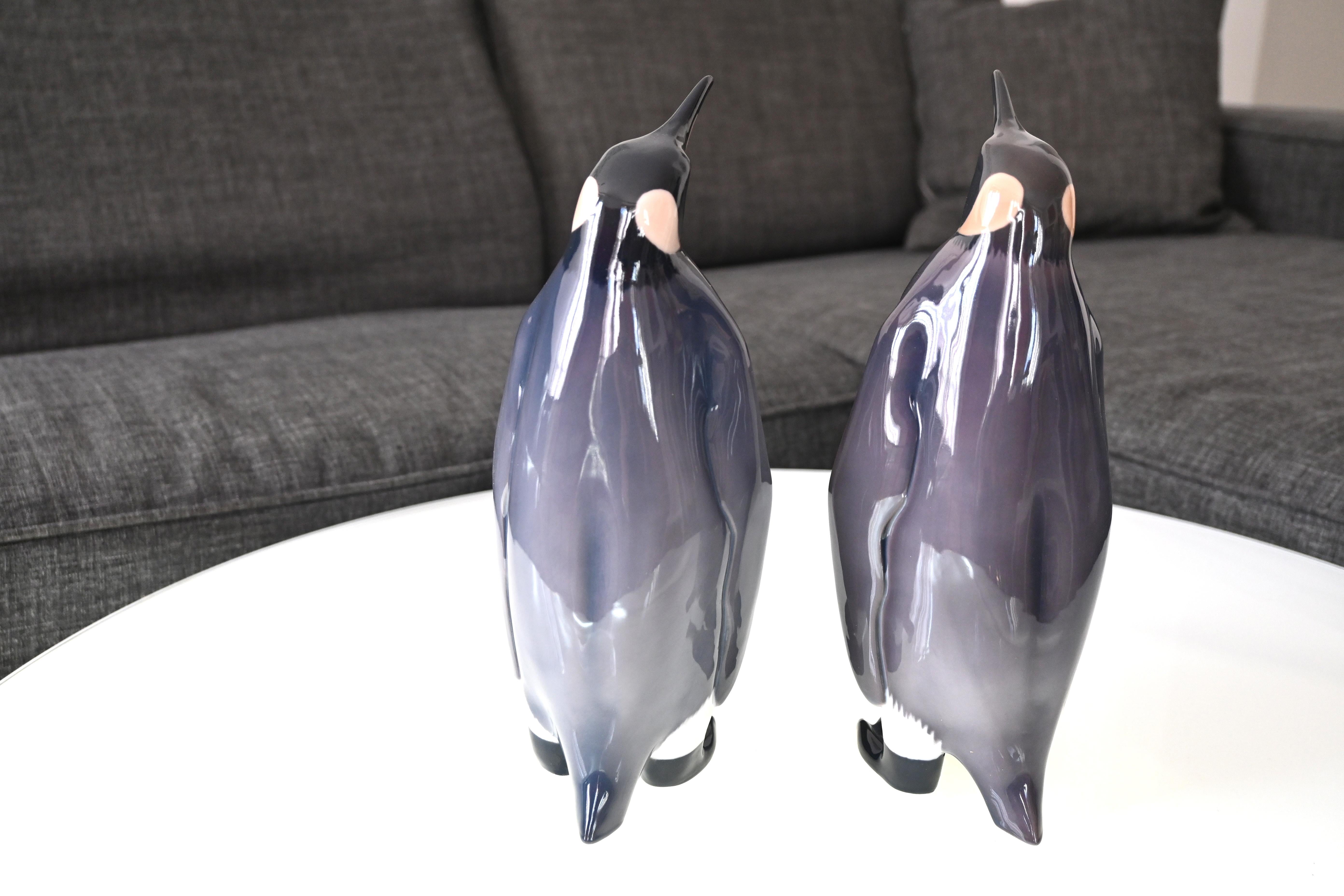 Due pinguini di porcellana, manifattura Bing & Grondahl, XX secolo - Figurative Sculpture Nero di Armand Petersen