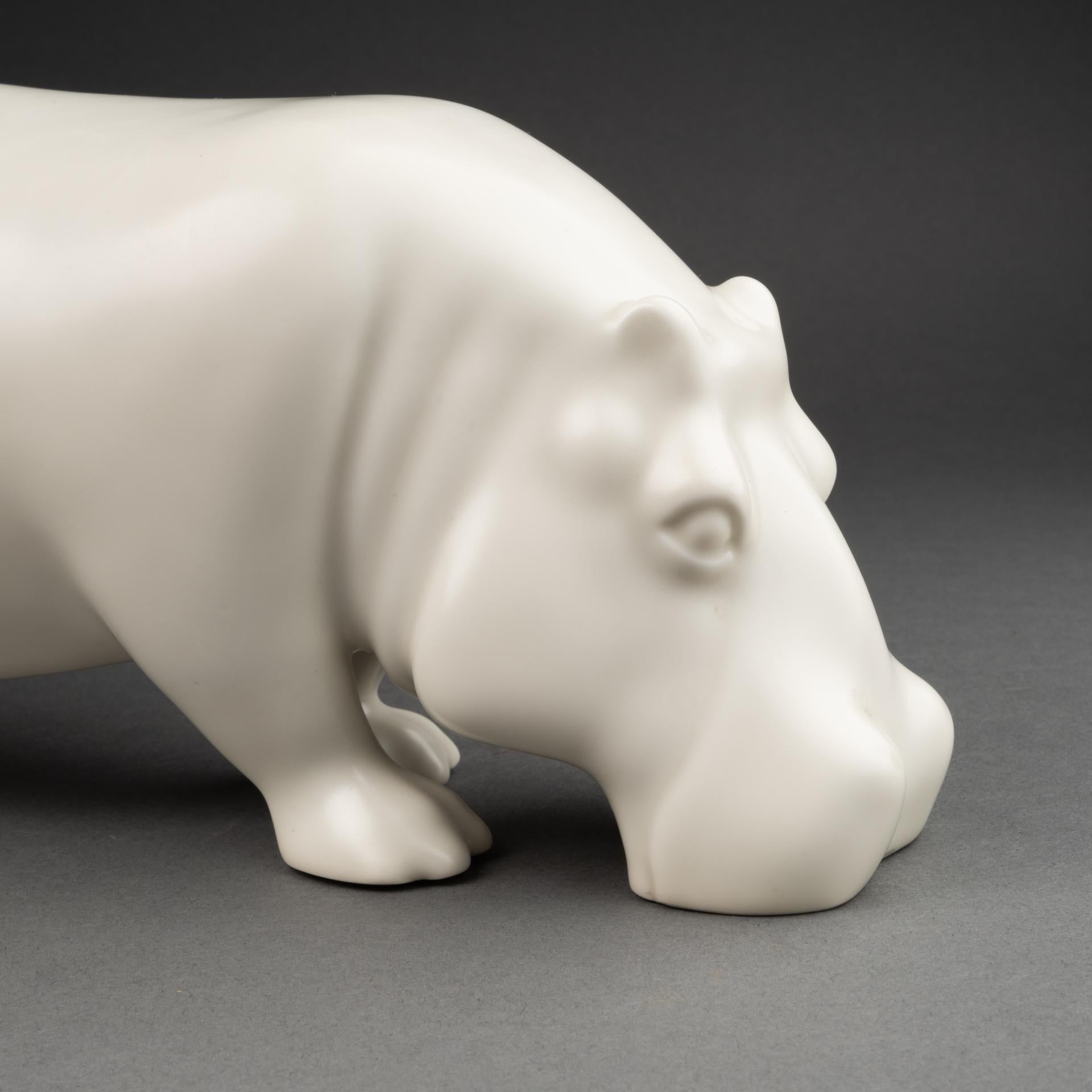 Armand Petersen: „Hippopotamus“, einzigartige bekannte Skulptur aus weißem mattem Porzellan, um 1932 im Angebot 3