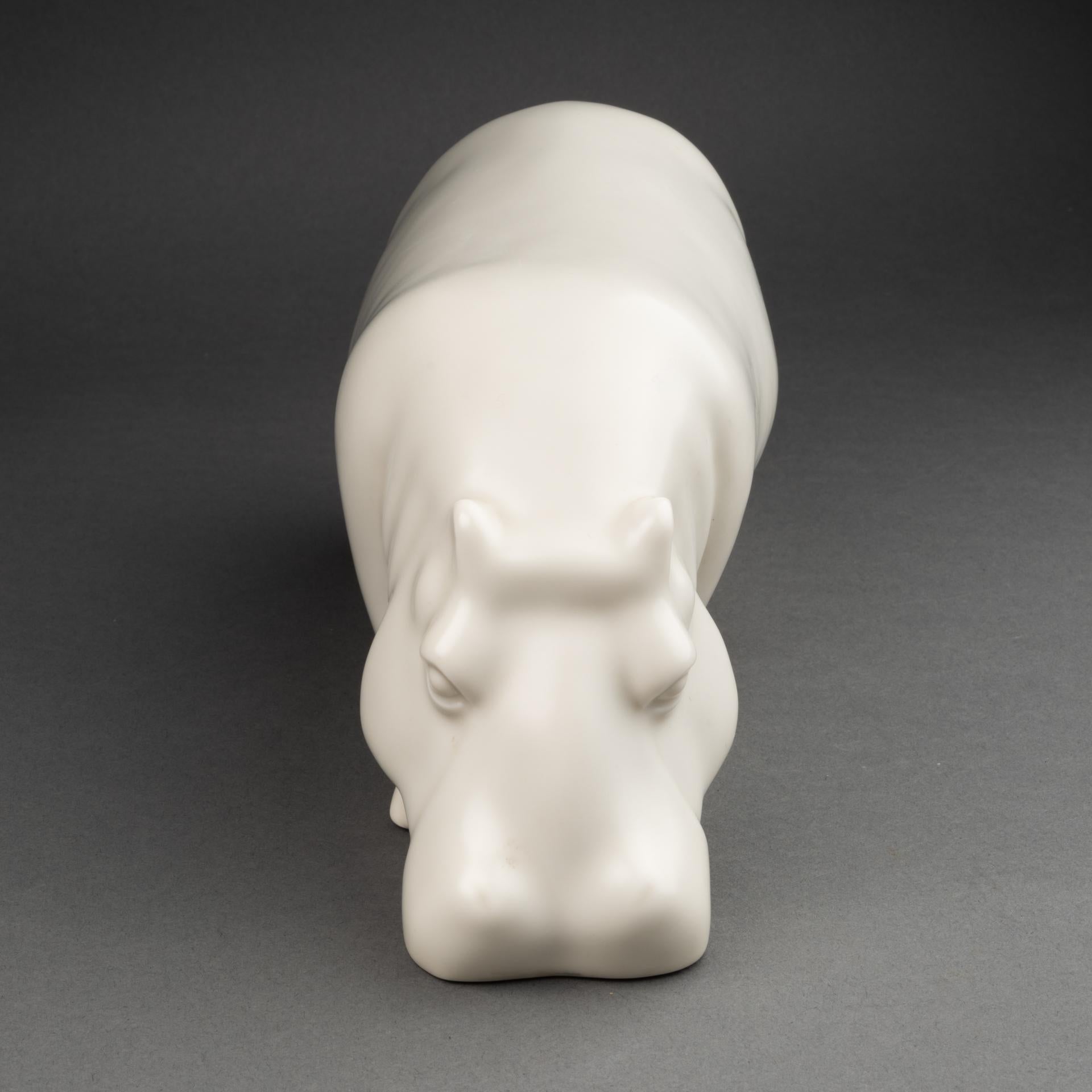 Armand Petersen: „Hippopotamus“, einzigartige bekannte Skulptur aus weißem mattem Porzellan, um 1932 (Moderne) im Angebot