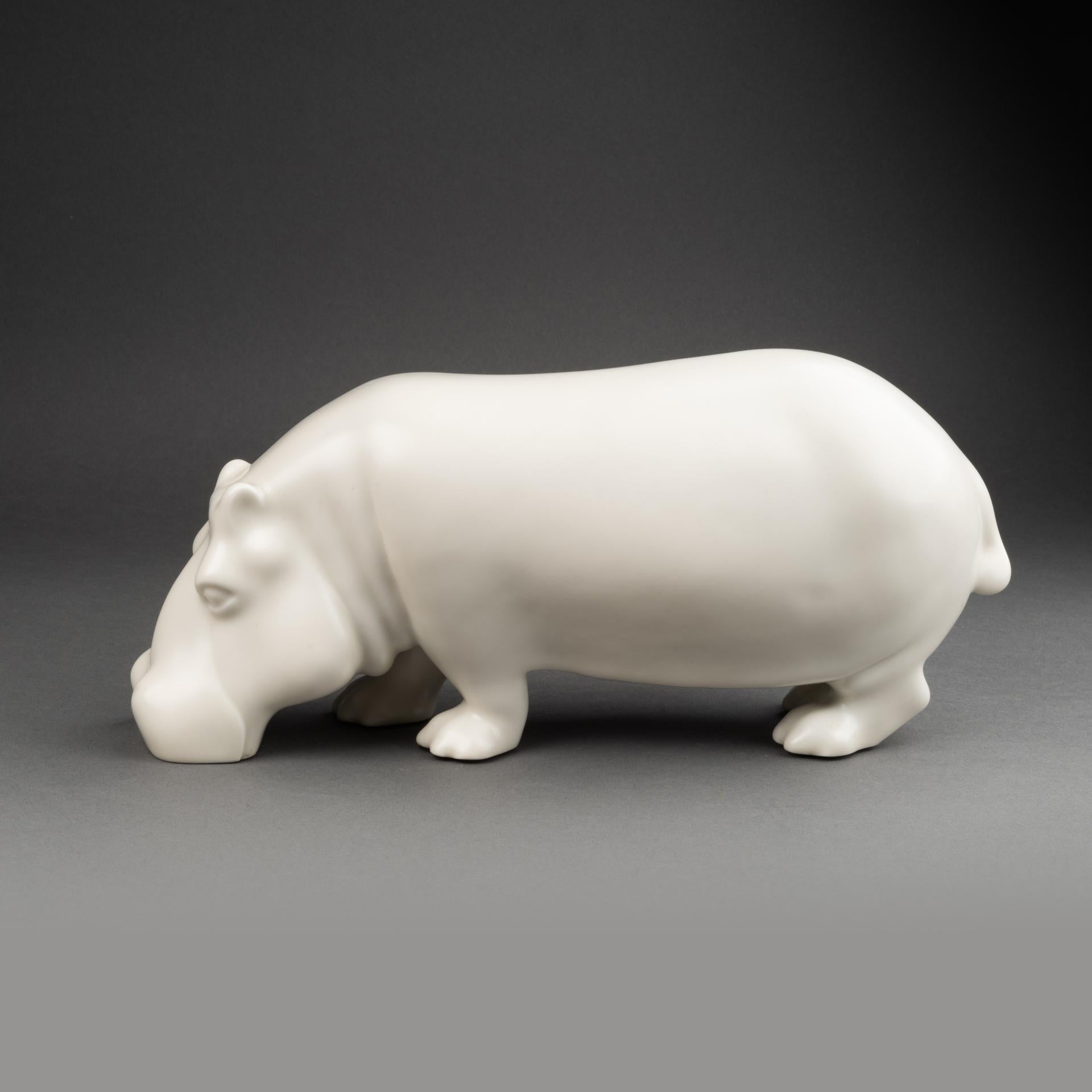 Armand Petersen: „Hippopotamus“, einzigartige bekannte Skulptur aus weißem mattem Porzellan, um 1932 (Französisch) im Angebot