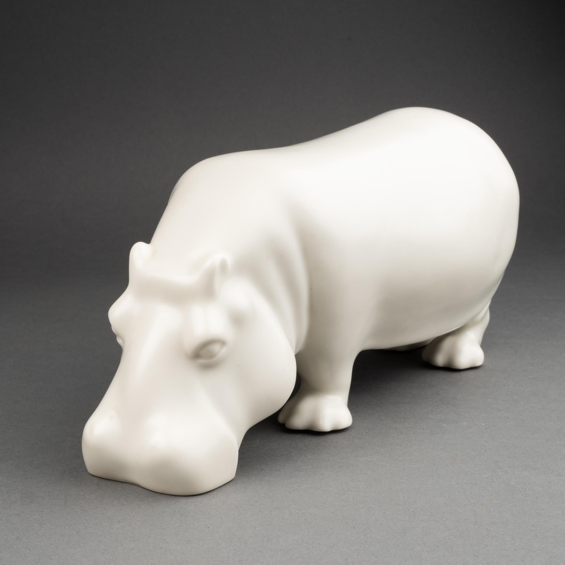 Armand Petersen: „Hippopotamus“, einzigartige bekannte Skulptur aus weißem mattem Porzellan, um 1932 (Emailliert) im Angebot