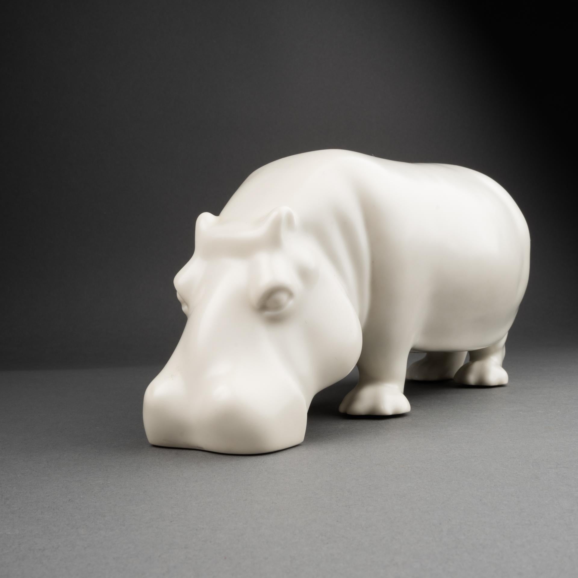 Armand Petersen: „Hippopotamus“, einzigartige bekannte Skulptur aus weißem mattem Porzellan, um 1932 (20. Jahrhundert) im Angebot