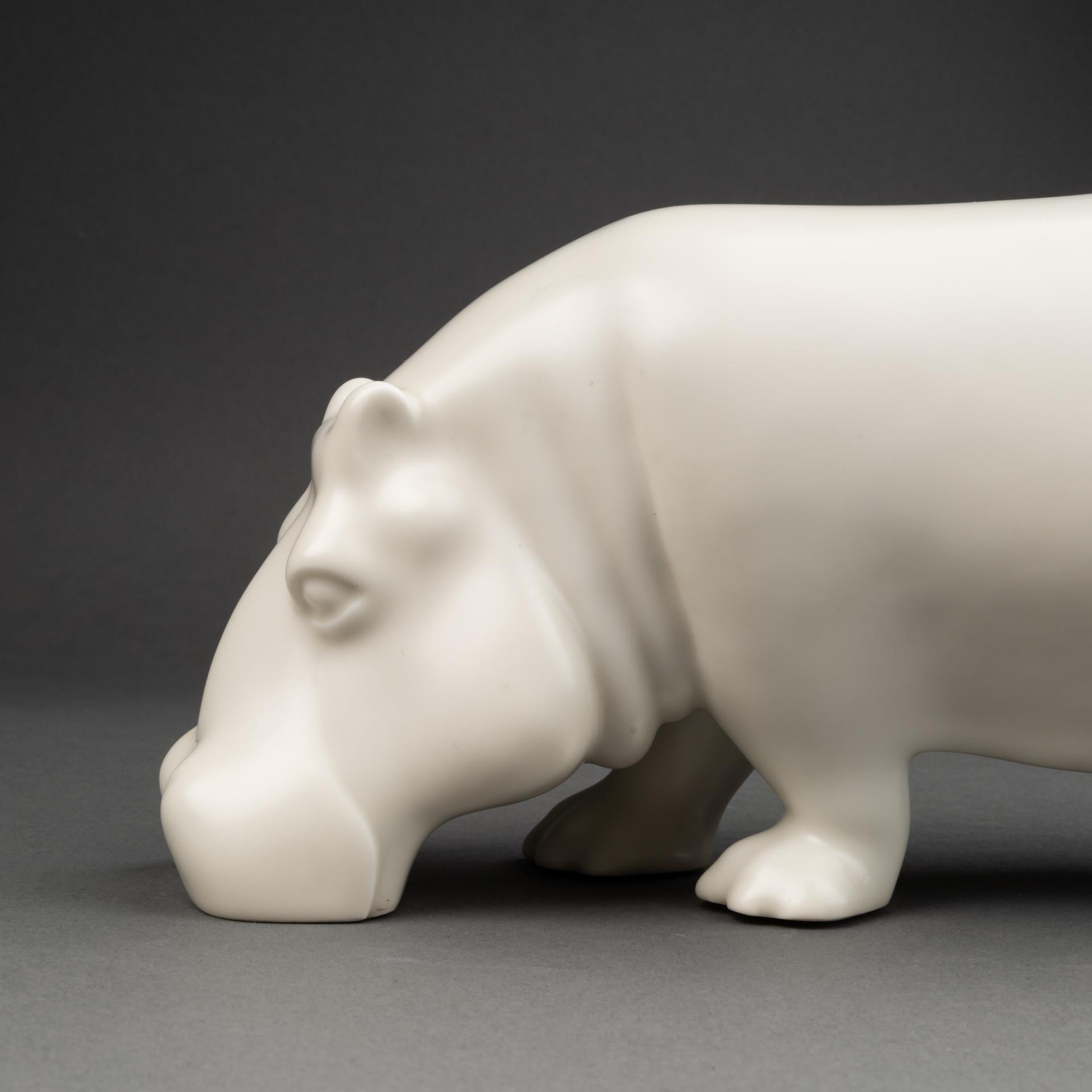Armand Petersen: „Hippopotamus“, einzigartige bekannte Skulptur aus weißem mattem Porzellan, um 1932 im Angebot 1