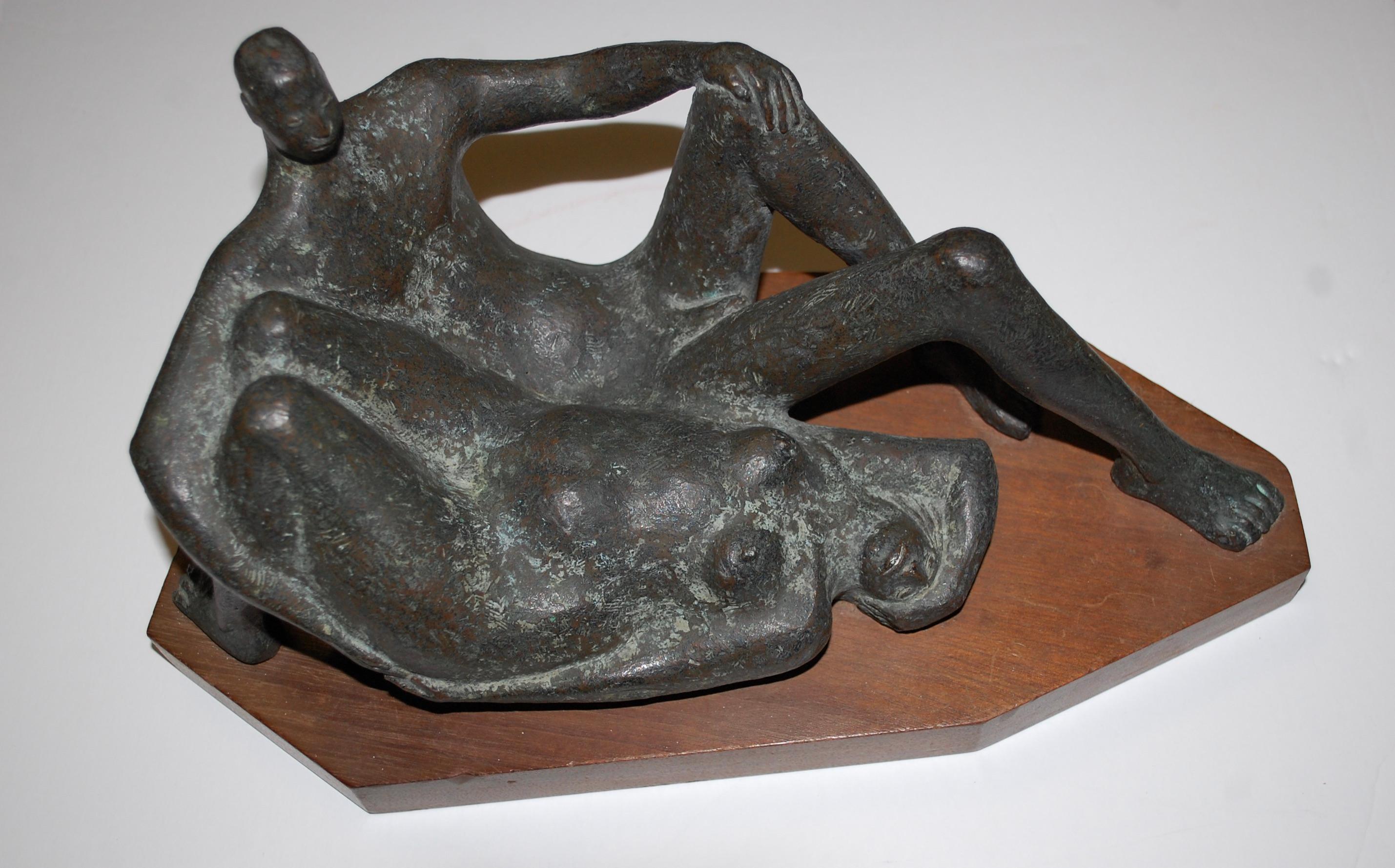 Liebespaar Bronze-Skulptur mit zwei Figuren – Sculpture von Armando Amaya