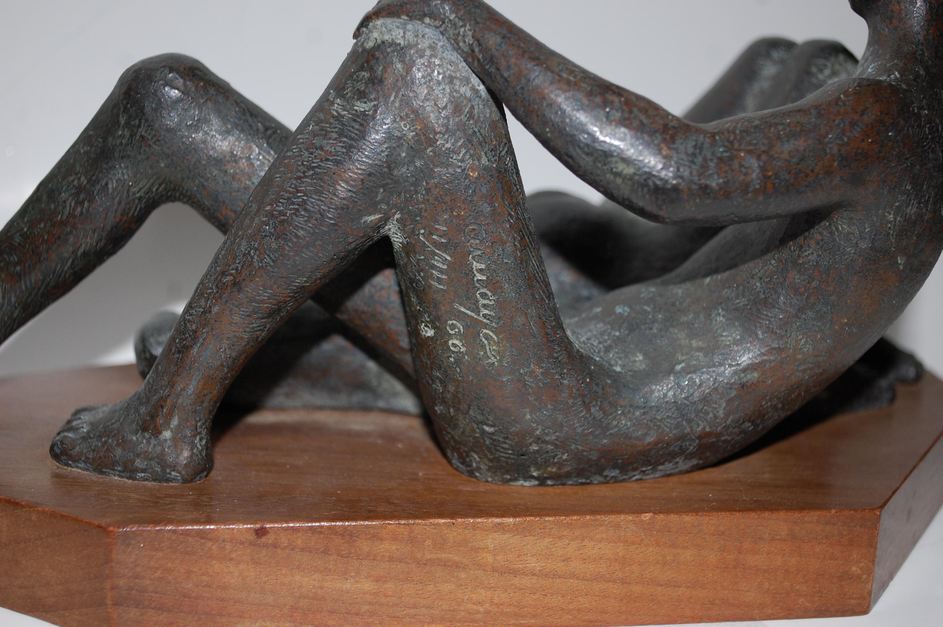 Liebespaar Bronze-Skulptur mit zwei Figuren
Moderne Bronzeskulptur auf Holzsockel, signiert, Nummer 2/3
Der Bildhauer Armando Amaya wurde 1935 in Mexiko-Stadt geboren. Er studierte an der Nationalen Schule für Malerei und Bildhauerei bei Jose Ruiz