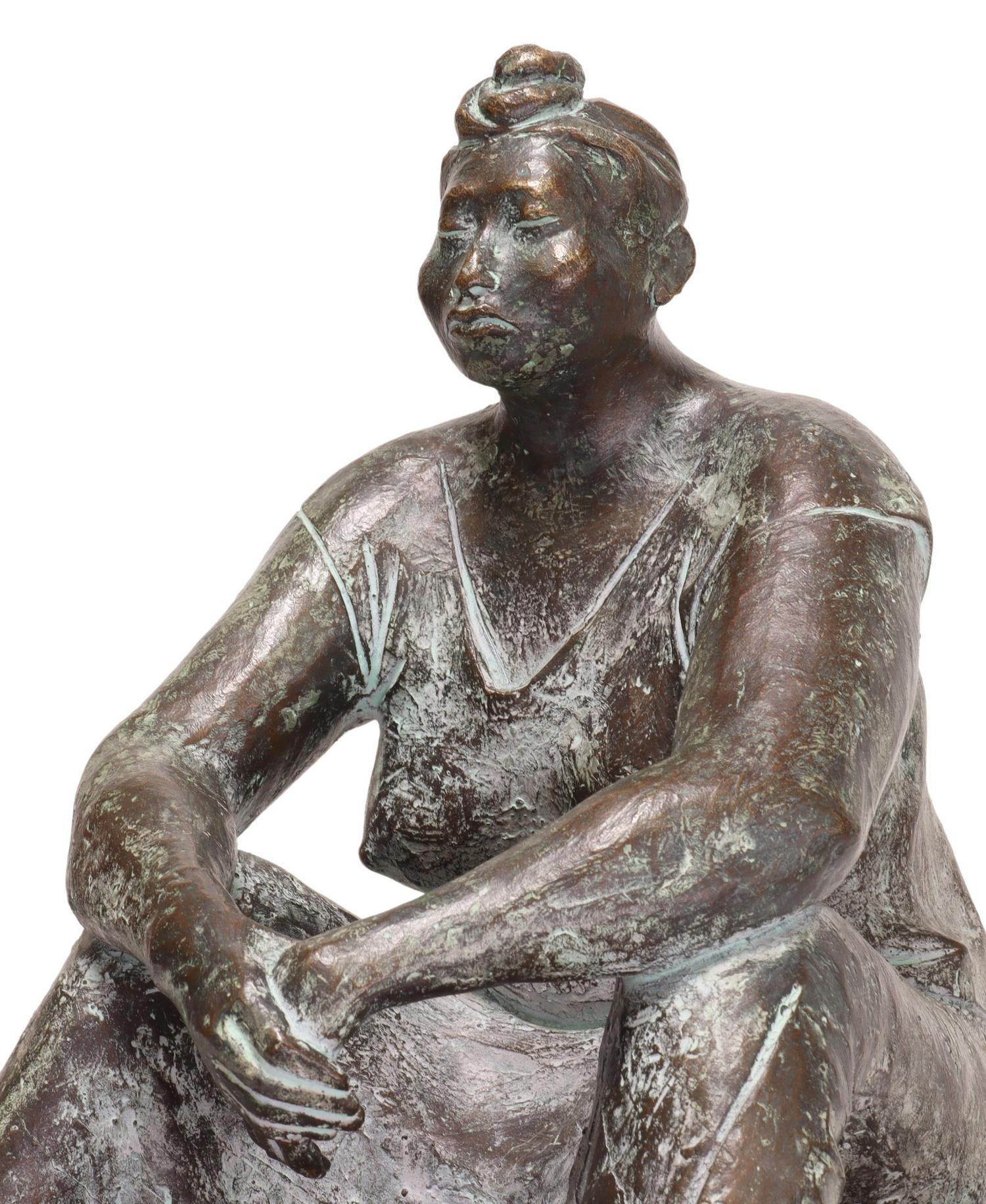 Martha On The Bench, Bronzeskulptur – Sculpture von Armando Amaya