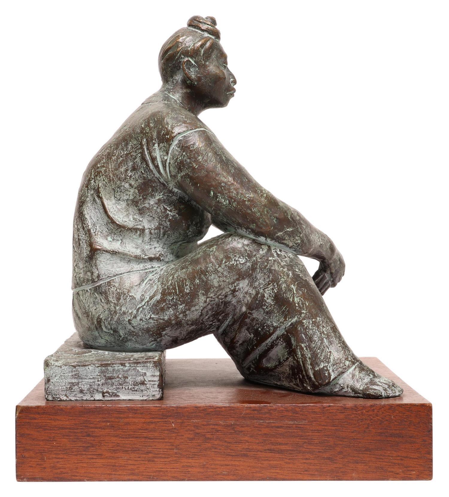 Martha de Tehuana en un Banco (Martha On The Bench)
Bronzeskulptur, signiert, Original-Galerie Label Auflage 1/11
Der Bildhauer Armando Amaya wurde 1935 in Mexiko-Stadt geboren. Er studierte an der Nationalen Schule für Malerei und Bildhauerei bei