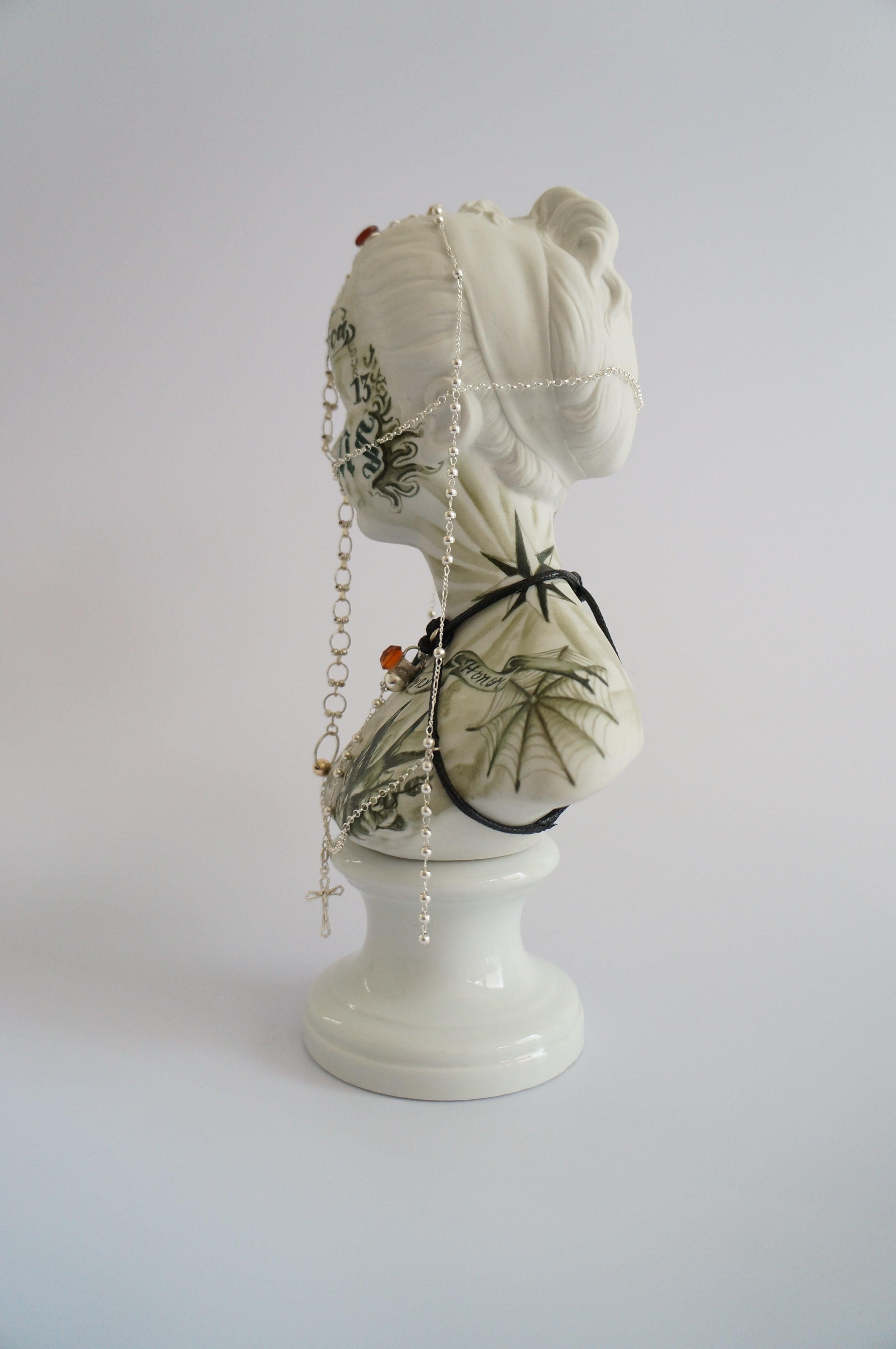 Antike weibliche Büste ohne Titel #10, bemalt und geschmückt.  Unglücksfälle der Tugend (Romantik), Sculpture, von Armando de la Garza