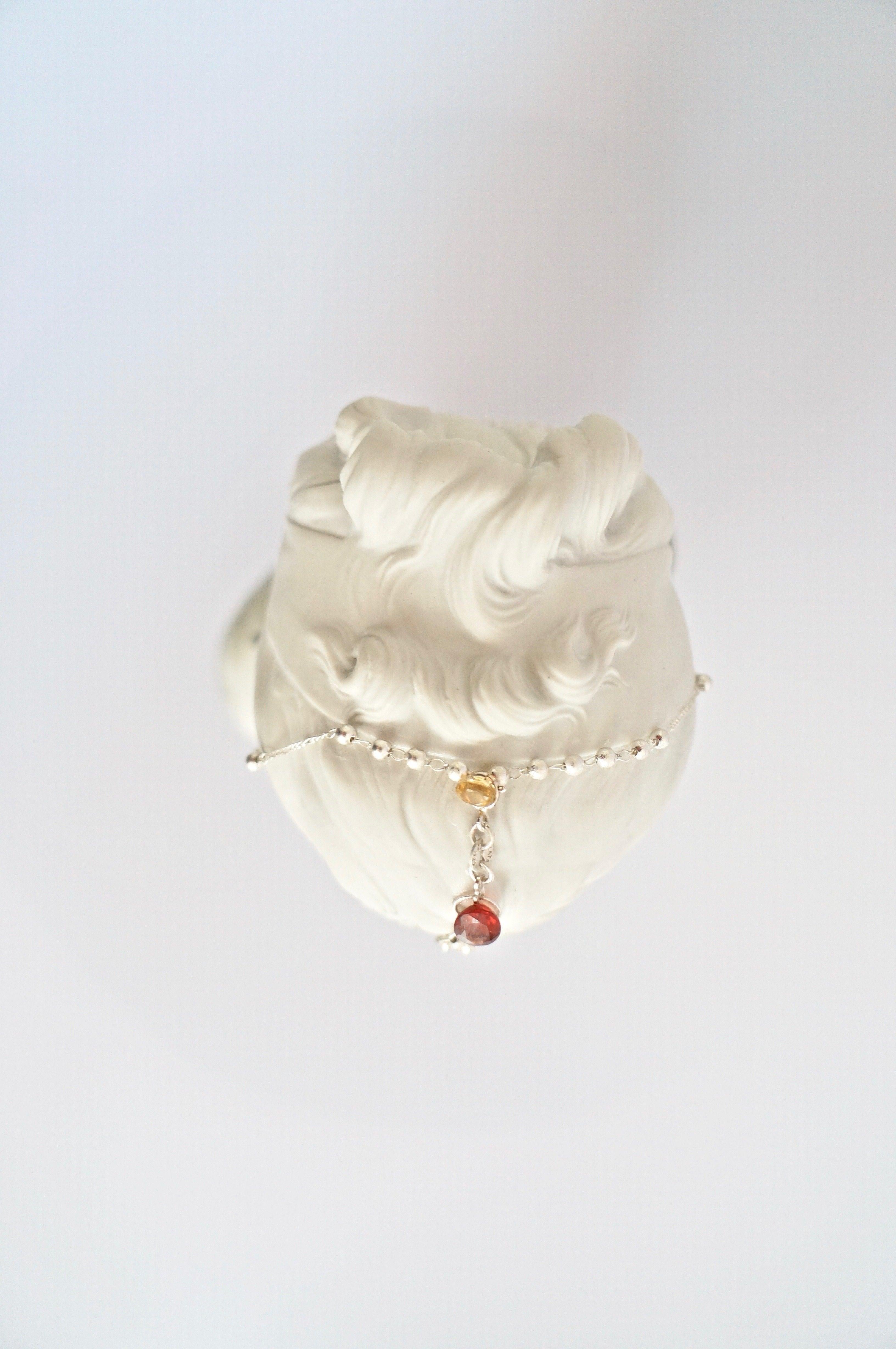 Sin título #10 (busto femenino), 2016
de la serie Los infortunios de la virtud
Busto antiguo de porcelana con intervención de óleo, oro, plata, cuero y cuarzo rosa del artista

Dimensiones: 10,6 pulg. H x 5,5 pulg. A x 3,9 pulg. D
Firmado en la base