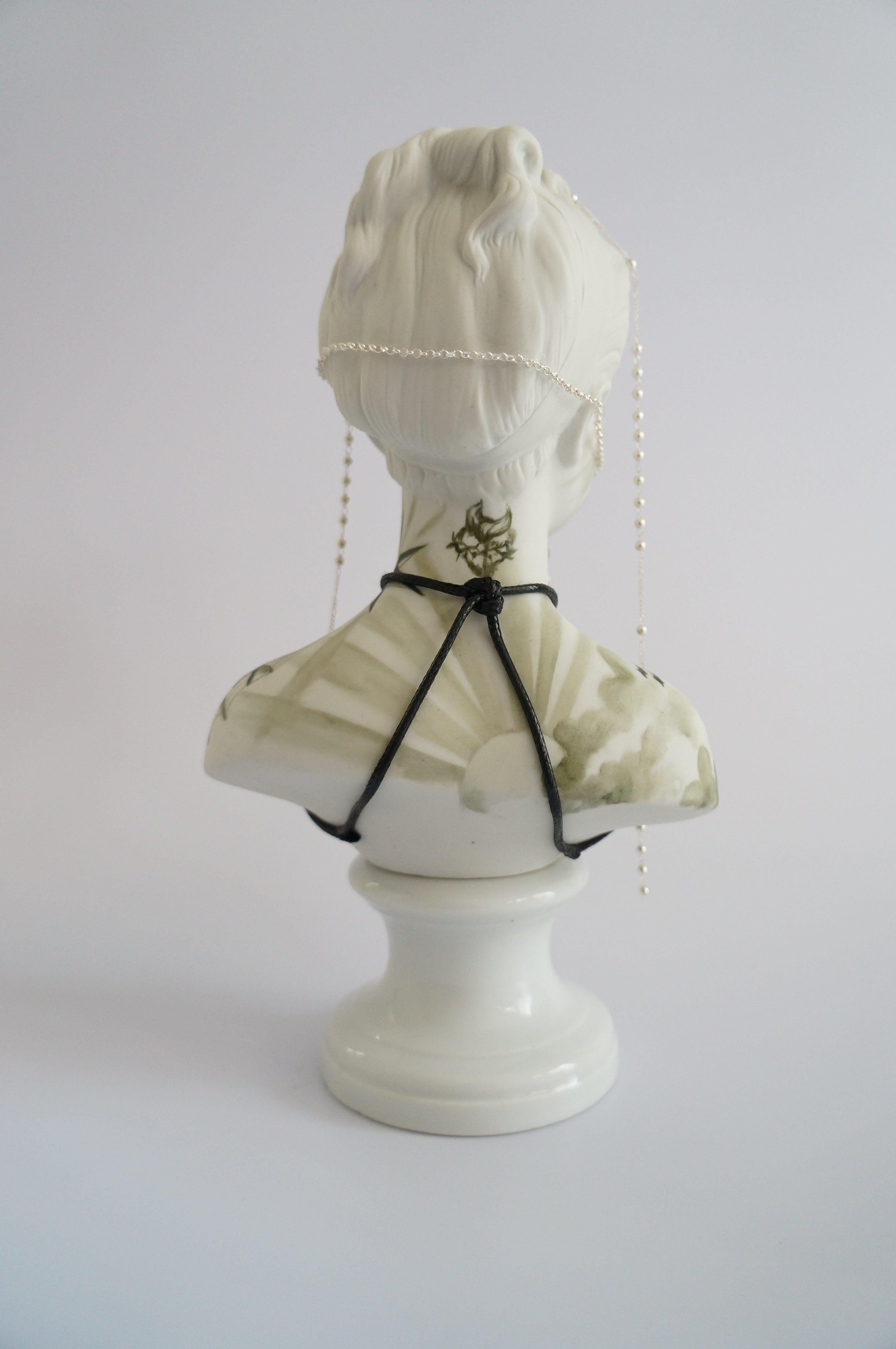 Sin título #10 Busto antiguo femenino pintado y adornado.  Infortunios De La Virtud en venta 1