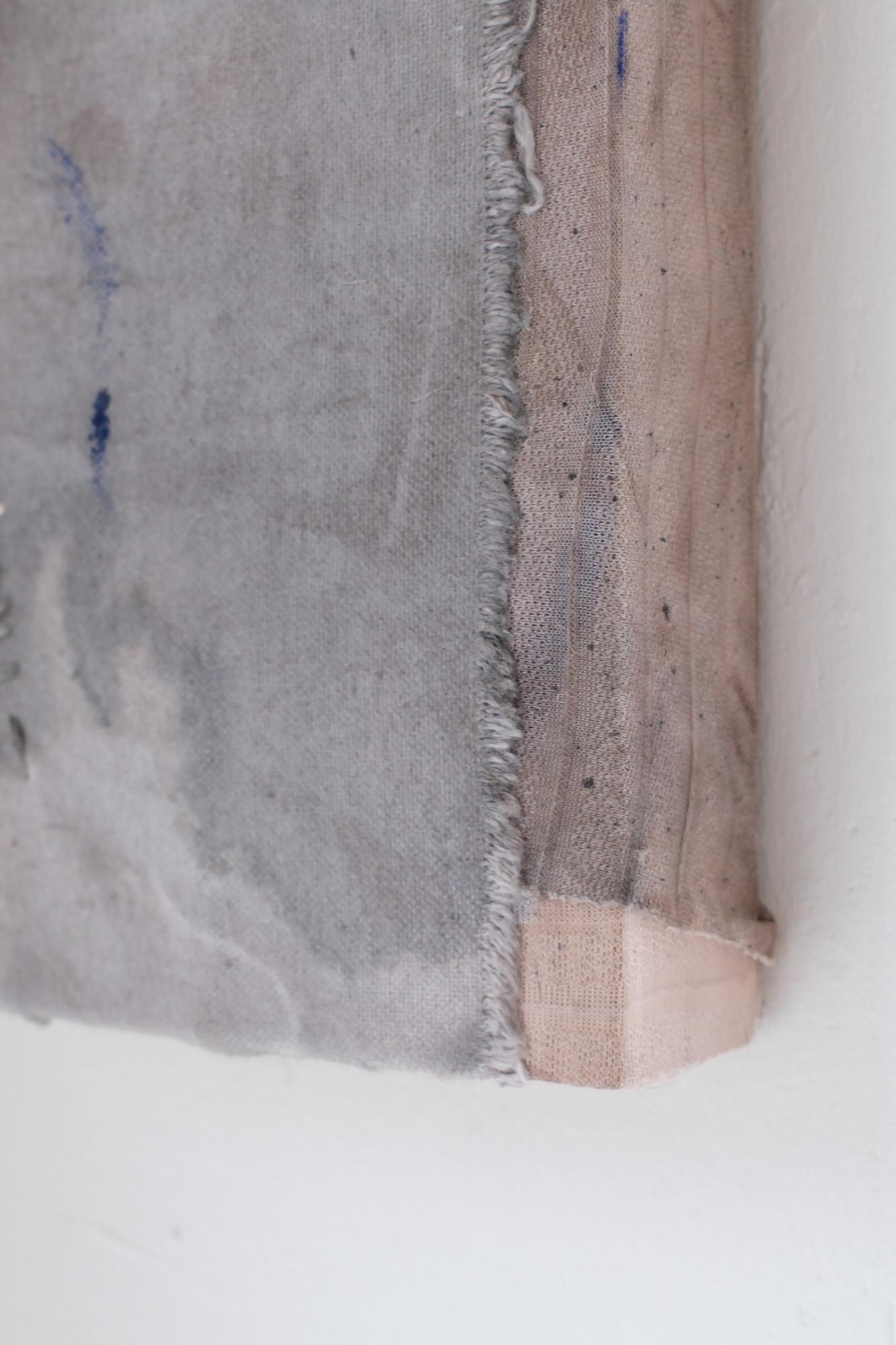 Piccolo dipinto astratto in tonalità blu su tessuto teso, 2024 - 'Prohairesis' - Abstract Painting Grigio di Armando Mesías