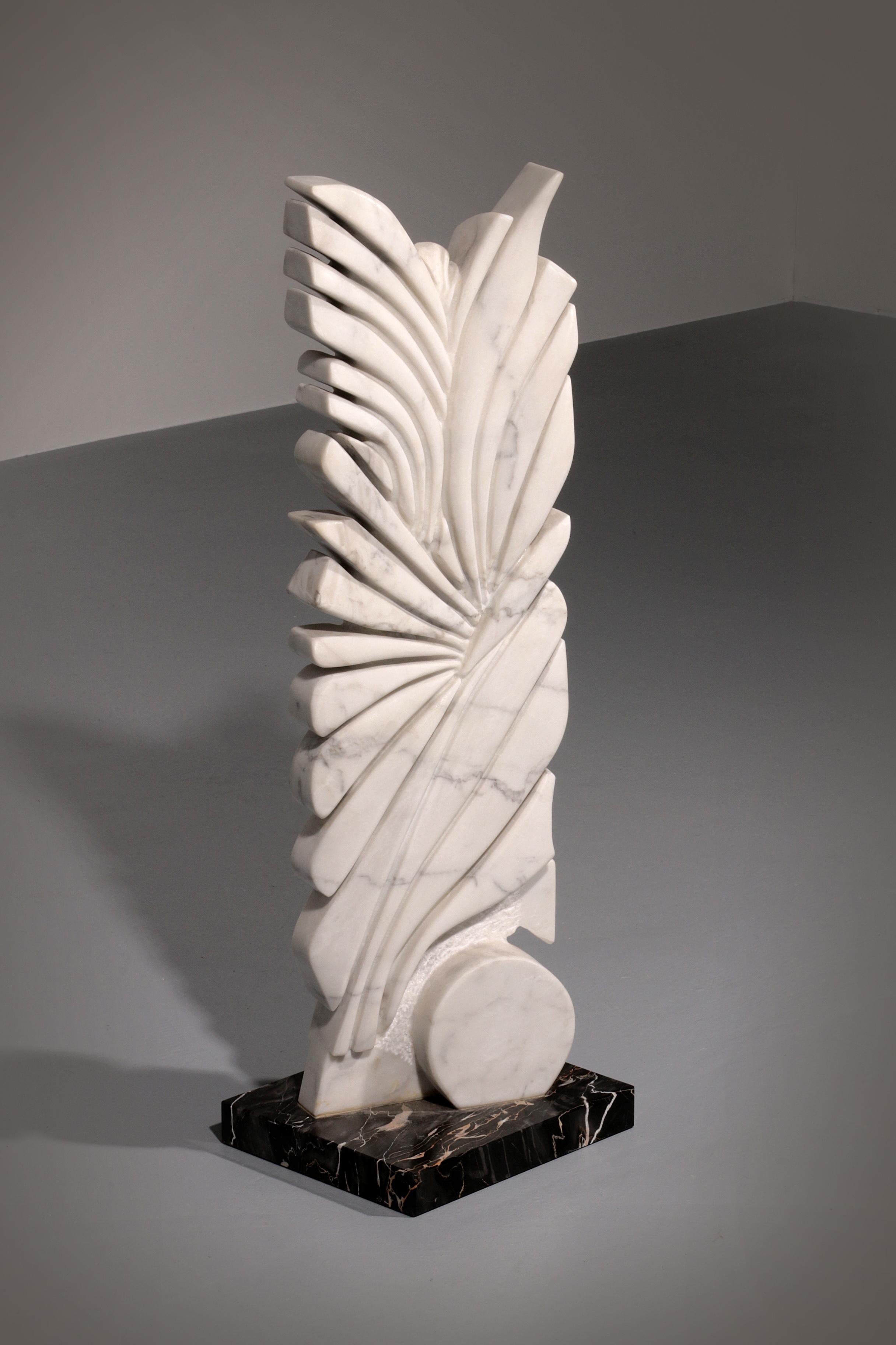 Questa splendida scultura in marmo di Carrara, realizzata dal famoso artista Armando Rosato nel 1977, è una testimonianza della sua maestria nell'arte del marmo scolpito a mano. Il pezzo fonde perfettamente la bellezza scultorea con il design