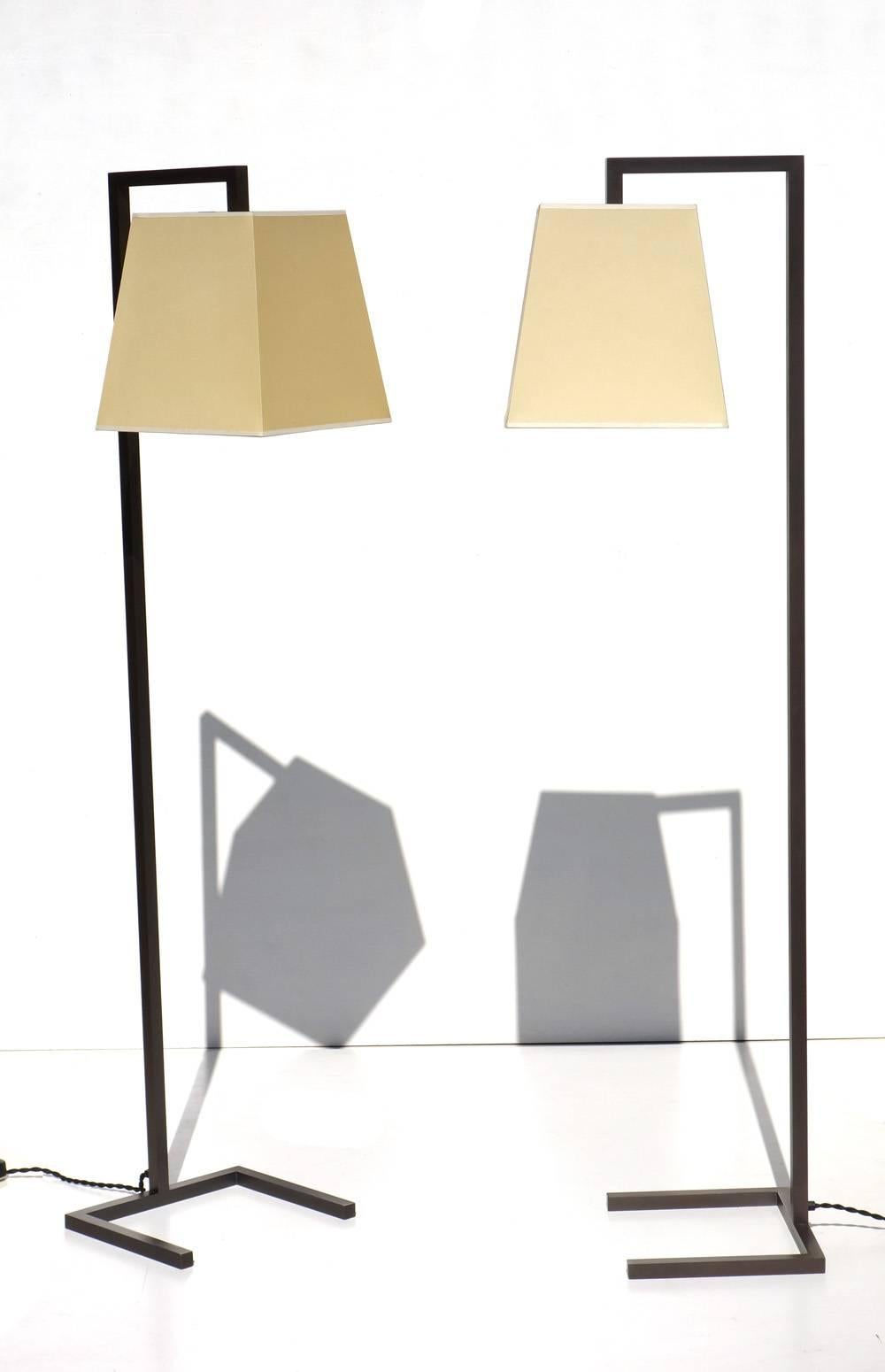 Paar Stehlampen
von Armani Casa

Geometrischer Metallrahmen mit quadratischem Schirm
Perfekter Zustand 
 