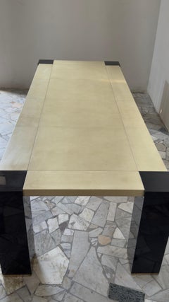 Mesa de comedor Armani Casa en pergamino auténtico y laca negra, Italia