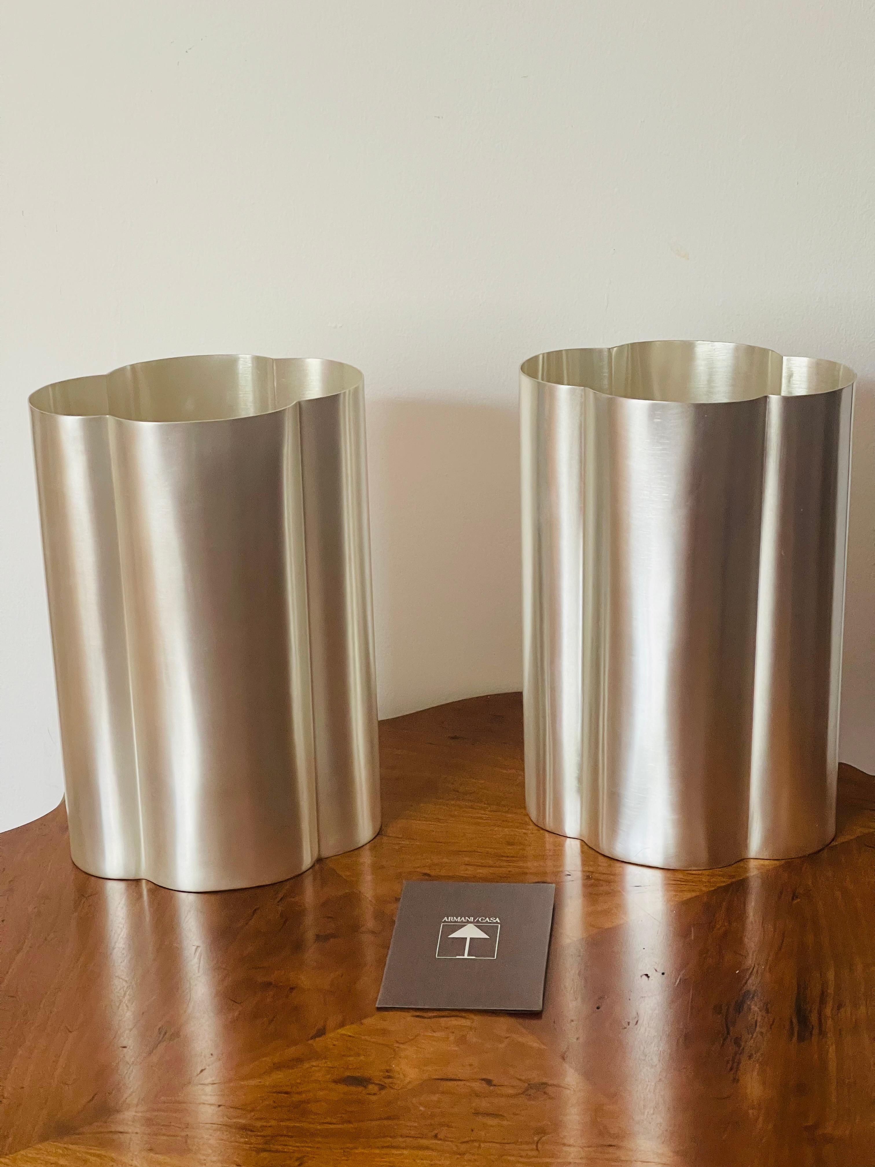 Coppia di vasi ovali in metallo Armani Vada Move con finitura mate. Il design di El gang Armani. Un'ottima decorazione o un regalo.