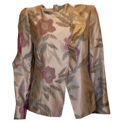 Chaqueta de Noche Armani Colezzioni , Plateada, Gris y Roja con Detalle de Volantes