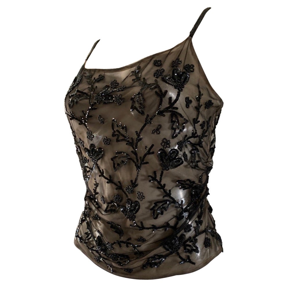 Qué bonita camiseta de tirantes para la noche. El motivo floral de cuentas a mano con cuentas diminutas y lentejuelas  es impresionante. Sobre gasa Nude. Glamour italiano sin esfuerzo. Los laterales están fruncidos para una caída sexy y tiene una