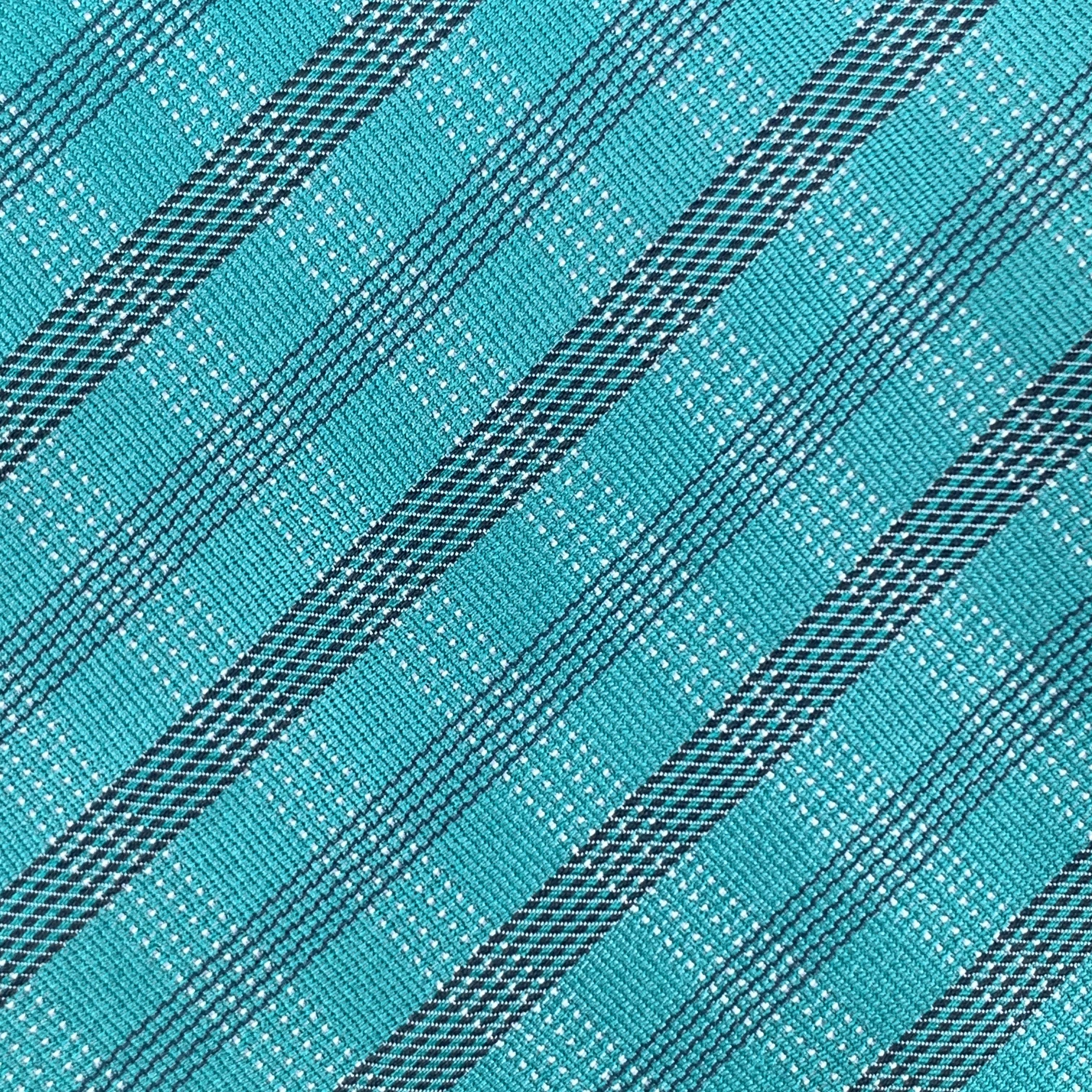 ARMANI EXCHANGE necktie comes in aqua blue silk twill with all over plaid print. Made in Italy.

Excellent Pre-Owned Condition.

Width: 3.5 in.