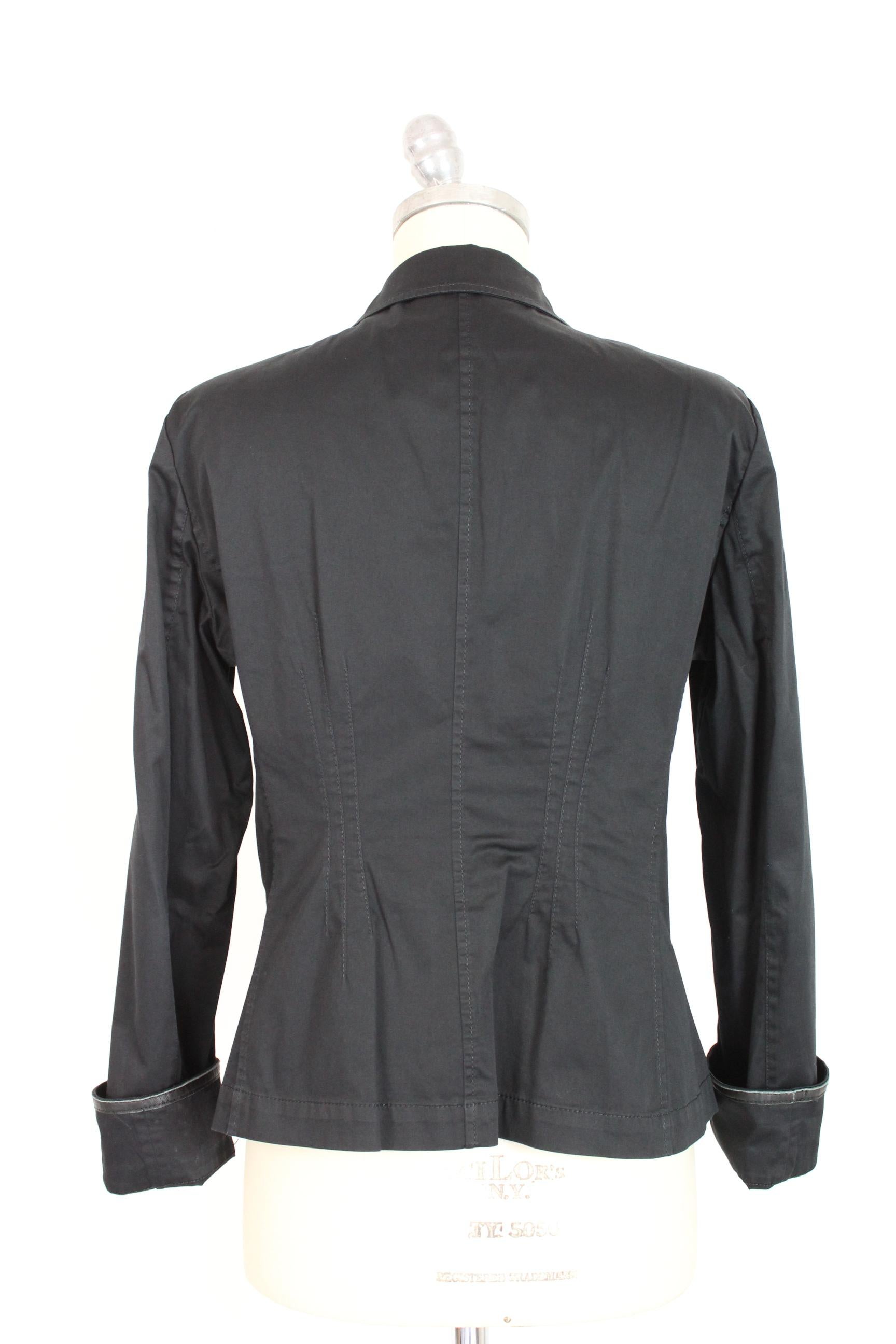 Armani Collezioni 90s vintage women's jacket. Flared jacket, black color, 96% cotton 4% elastene. Leather details on the pockets and cuffs of the sleeves. Made in Italy. Excellent vintage conditions.

Size: 46 It 12 Us 14 Uk

Shoulder: 46 cm

Bust /