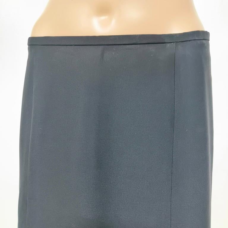 Armani Collezioni Black Crepe Midi Skirt with Double Scalloped Hem, IT 42 en venta 3