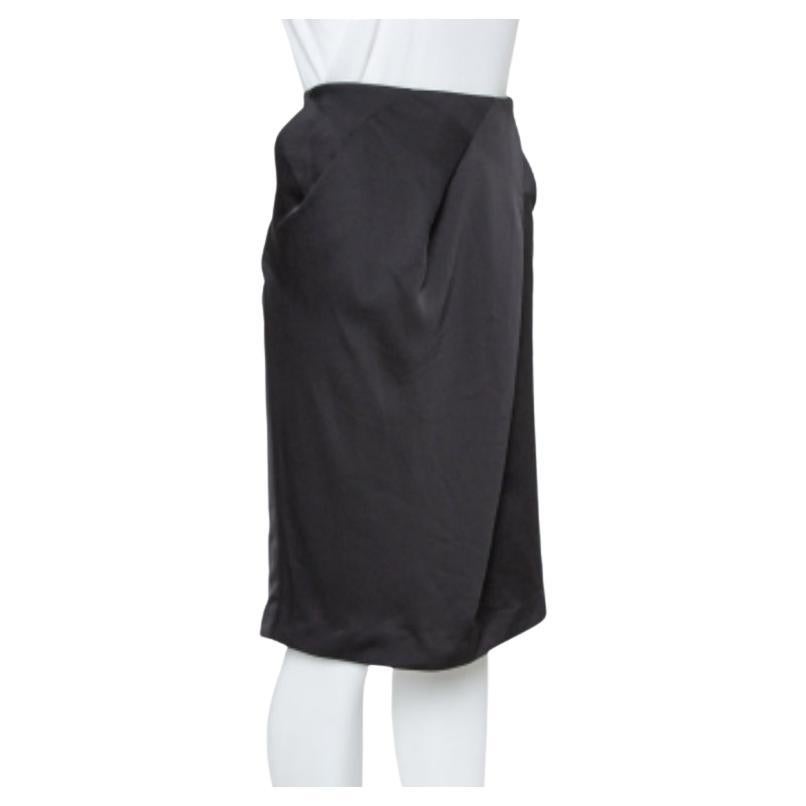 Gorgeous in detail and high on appeal, this skirt is from the house of Armani Collezioni. It is made from quality georgette fabric and designed in a draped, knee-length silhouette. This creation will look perfect with a crisp blouse and pumps.