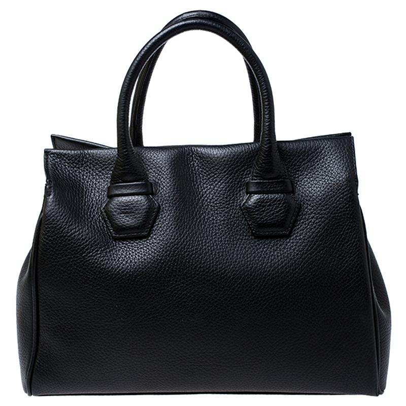Channel your fondness for sophisticated styles with this leather tote. Designed to perfection, the interior of this bag is lined with fabric. This creation by Armani Collezioni is complete with twin top handles. A practical and elegant everyday bag
