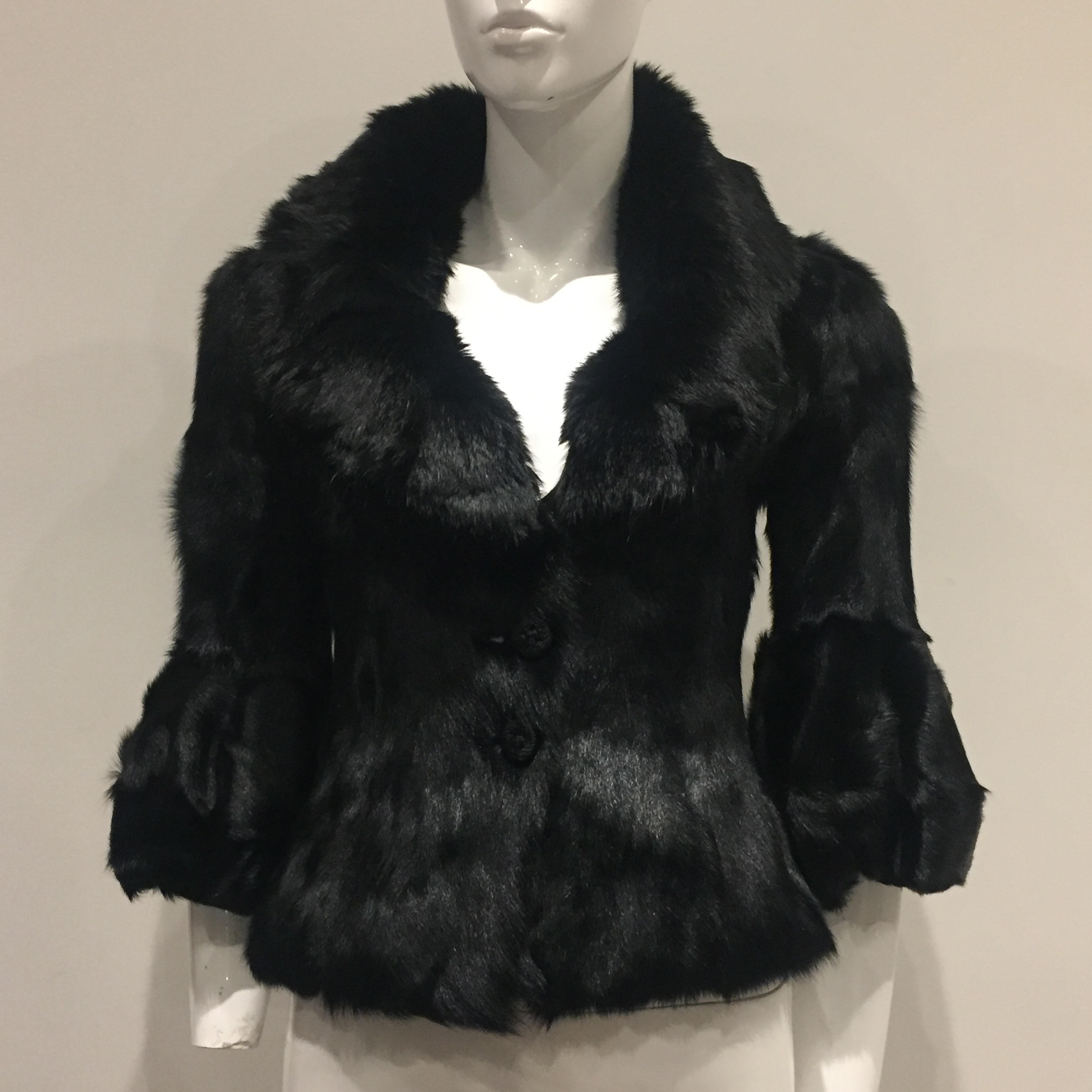 Tag ARMANI Collezioni 

Size 38IT / S

Shoulder 40cm
Chest 38cm
Length 50cm
Sleeve 40cm 

Close with 3 buttons on the front 
Large collar 

100% kid 
Applications 100% rabbit fur 
Lining 68% acetate- 32% polyester 

Perfect condition 




