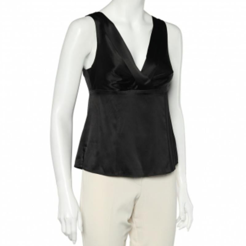 Dieses Oberteil von Armani Collezioni lässt Sie in jeder Situation stilvoll und elegant aussehen! Er ist aus schwarzem Satinstoff gefertigt. Dieses Oberteil ist ärmellos, hat einen atemberaubenden V-förmigen Ausschnitt und wird mit einem