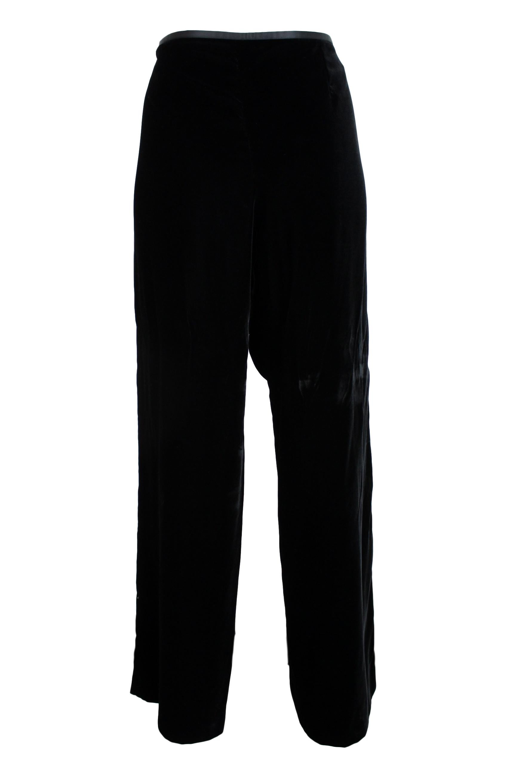 Armani Collezioni elegant women's trousers vintage 90s. Wide palace model, velvet fabric, black color. Zipper closure. Made in Italy. Excellent vintage conditions.

Size: 50 It 16 Us 18 Uk

Waist: 45 cm

Length: 100 cm

Hem: 24 cm