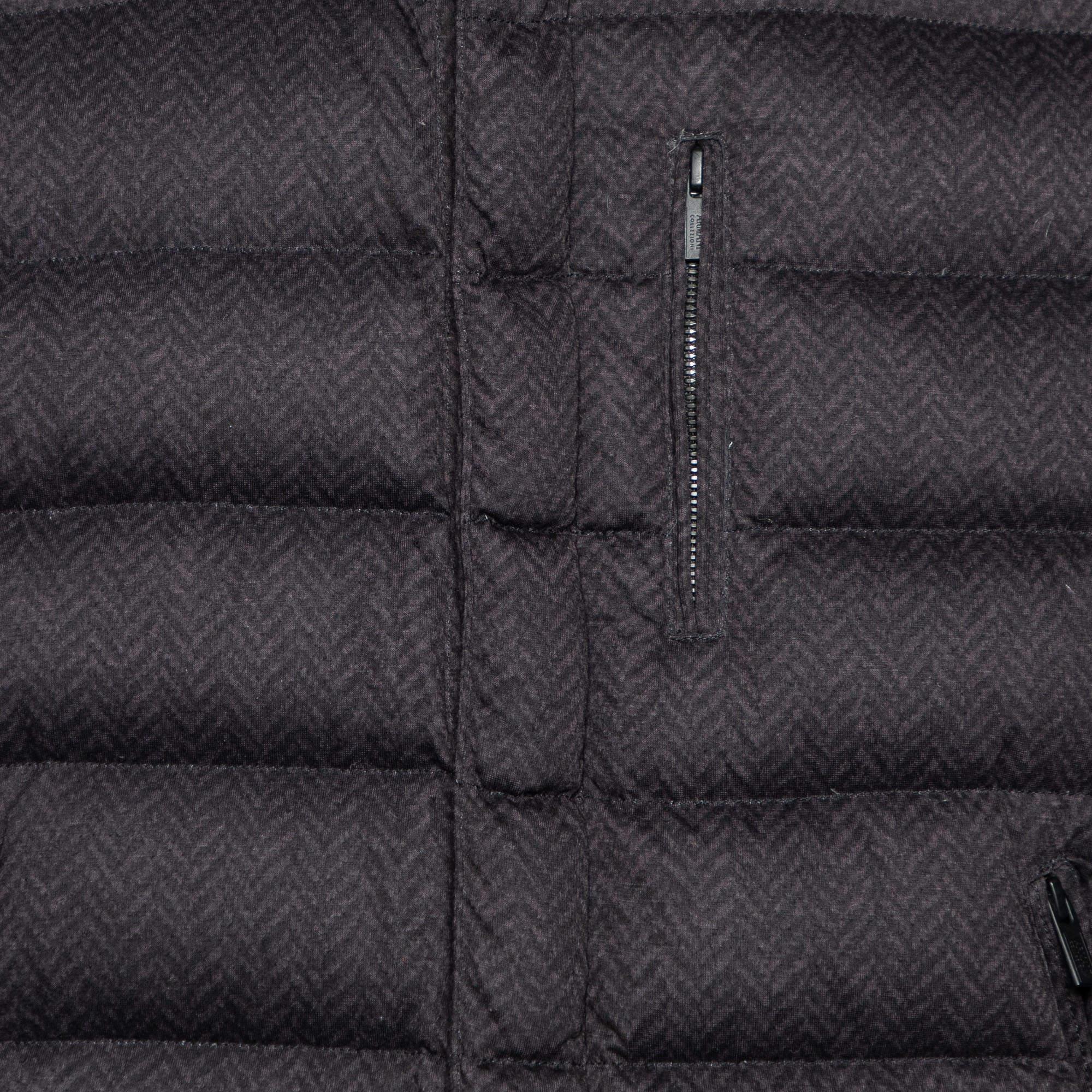 Armani Collezioni Black Zig Zag Print Downs Jacket L Bon état - En vente à Dubai, Al Qouz 2